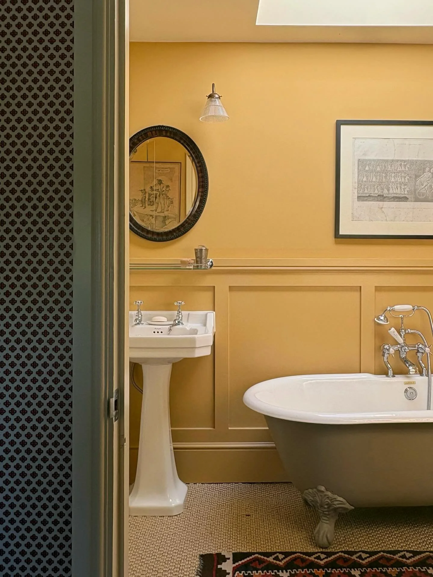A sunlit bathroom, softly painted an egg yolk yellow and tucked off a guest bedroom wrapped in Knurl Brick wallpaper  @howe.36bournestreet 

Warm, refined, and quietly traditional within a Georgian house overlooking the River Thames. ☀️☀️☀️

#Interio