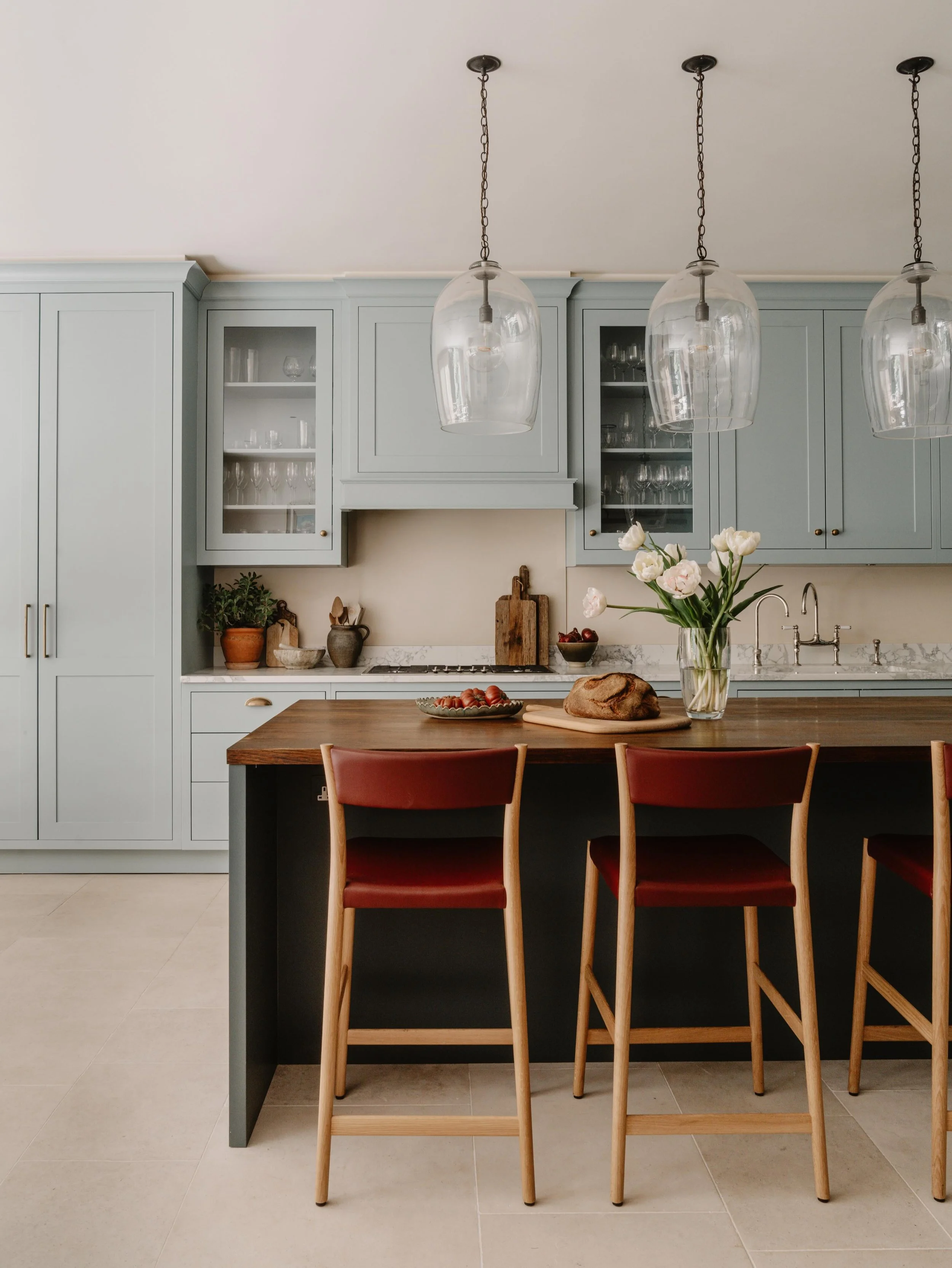 It takes a village to design a home, and we were so pleased to finally photograph this beautiful kitchen we designed in collaboration with @mowlemandco and @pascalhuserdesignandbuild 

A generous island sits at the heart of the room, paired with bar 