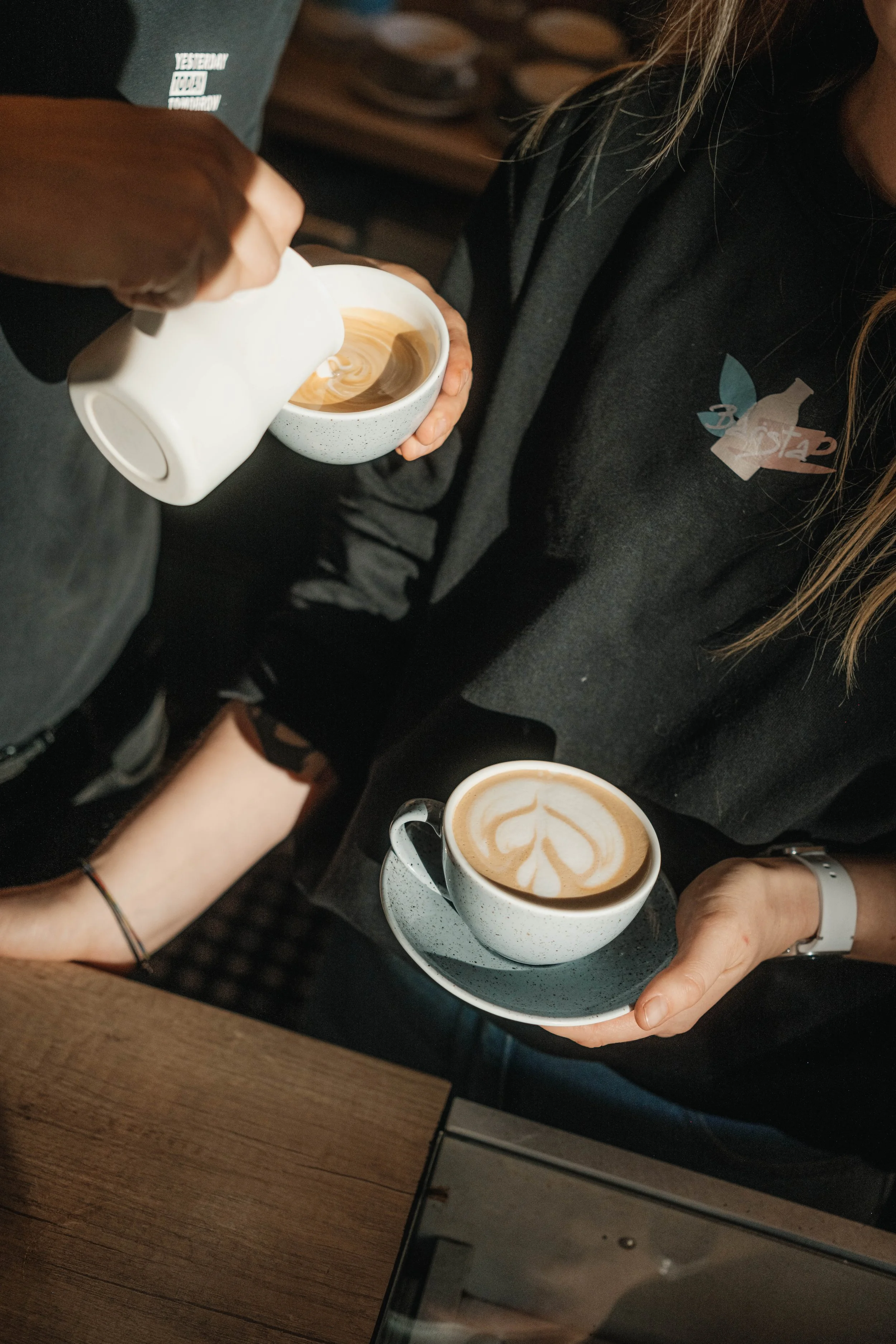 Filteraj baristas zoomed in on the coffee and pouring latte