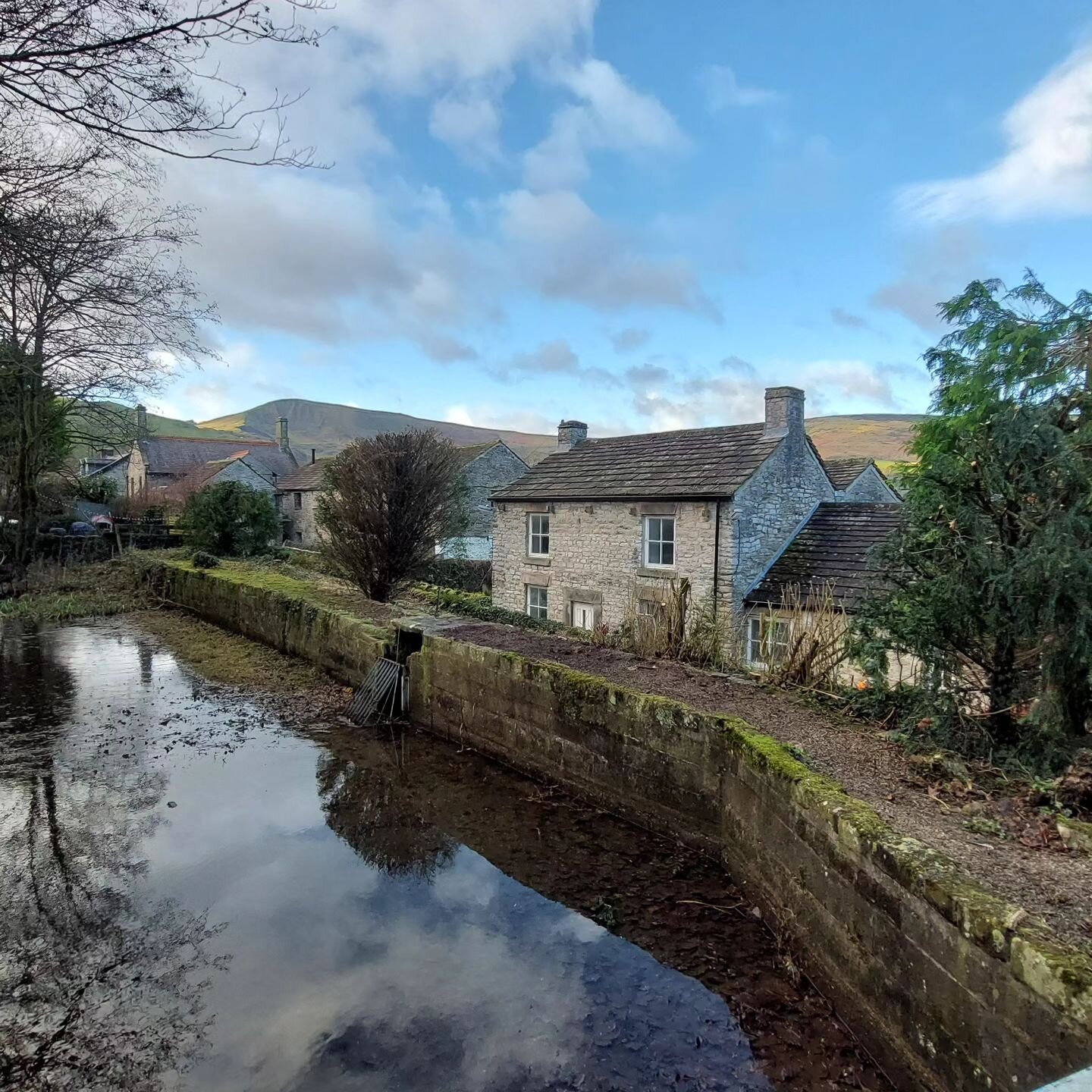 Another beautiful peaks view restored in Castleton. The MD of Cambion now has a view of mam tor. Swipe for before. #treesurgery #treework #arboricultural #arborist #hopevalley #mamtor #castleton #peaks #peakdistrict