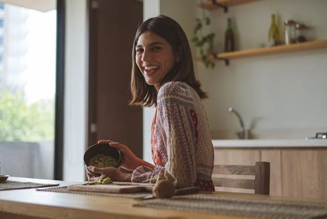 woman-laughing-while-holding-a-bowl-of-kiwis