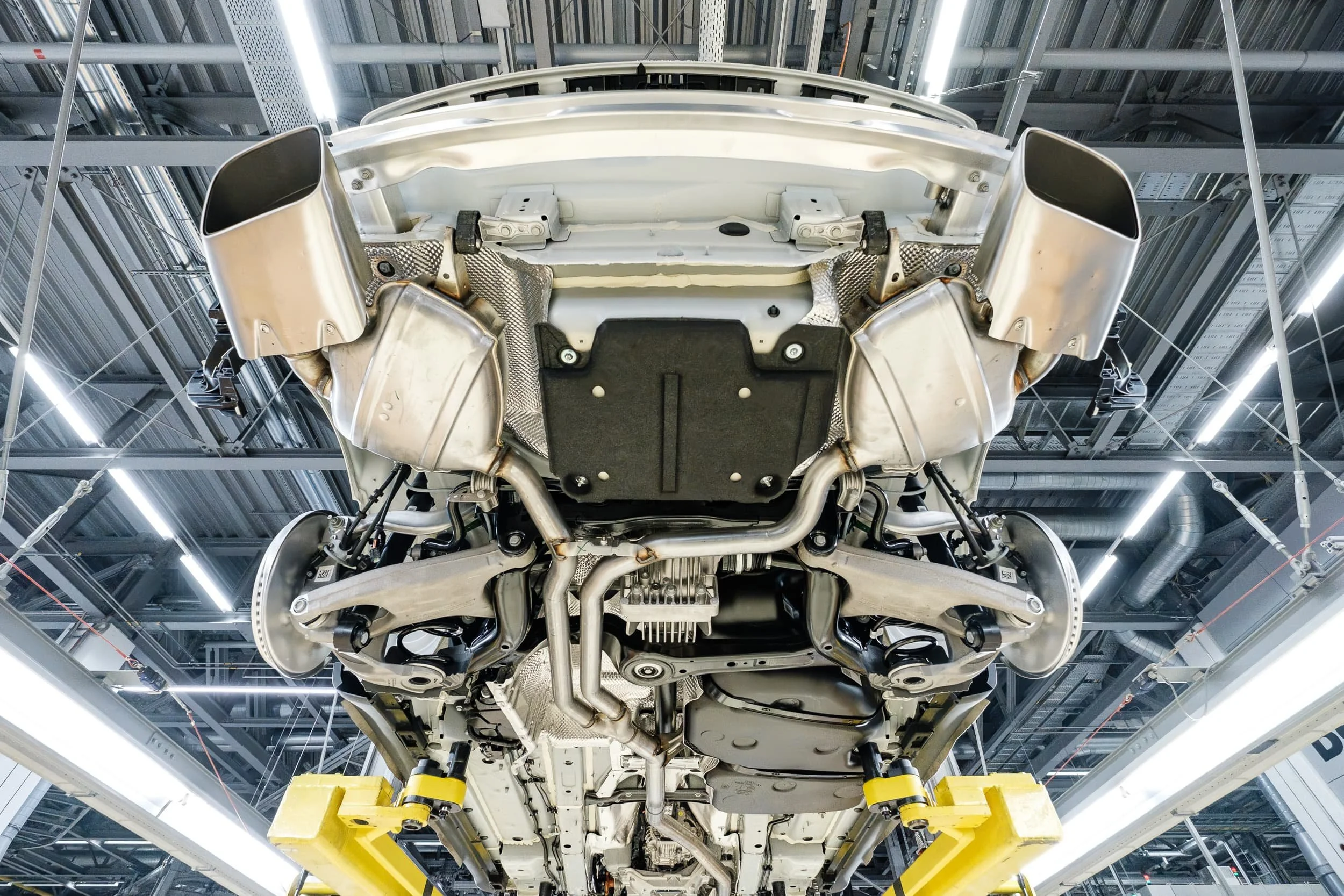 Innenansicht eines ausgestellten Automotorteils, vermutlich eines Fahrzeugbodens, in einer Klimakontrollierten Ausstellungshalle mit Aluminium-Gitter-Strukturen und LED-Lichttechnik.