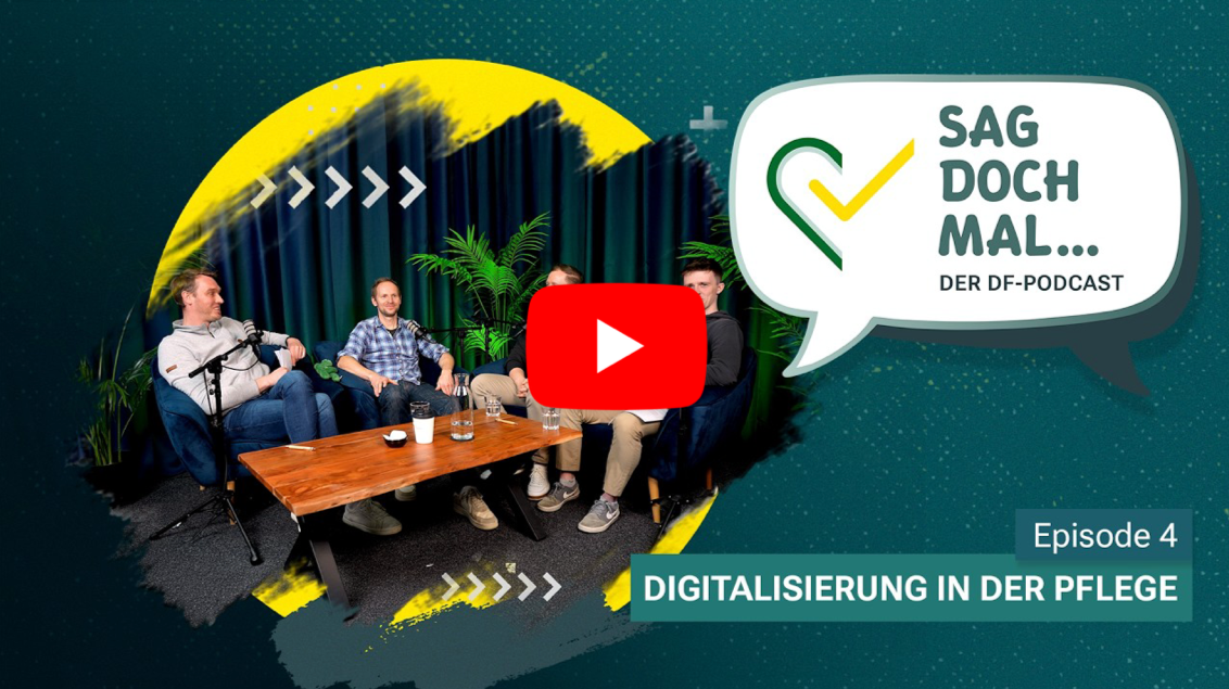 Vier Männer im Gespräch während einer Podcast-Aufnahme in einem Raum mit grünen Vorhängen und Pflanzen, ein Tisch mit Getränken, und ein Overlay mit Podcast-Informationen in Deutsch.