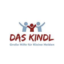 Drei stilisierte Figuren, die Arme hochhalten, darunter der Text 'DAS KIND' und 'Große Hilfe für Kleine Helden'.