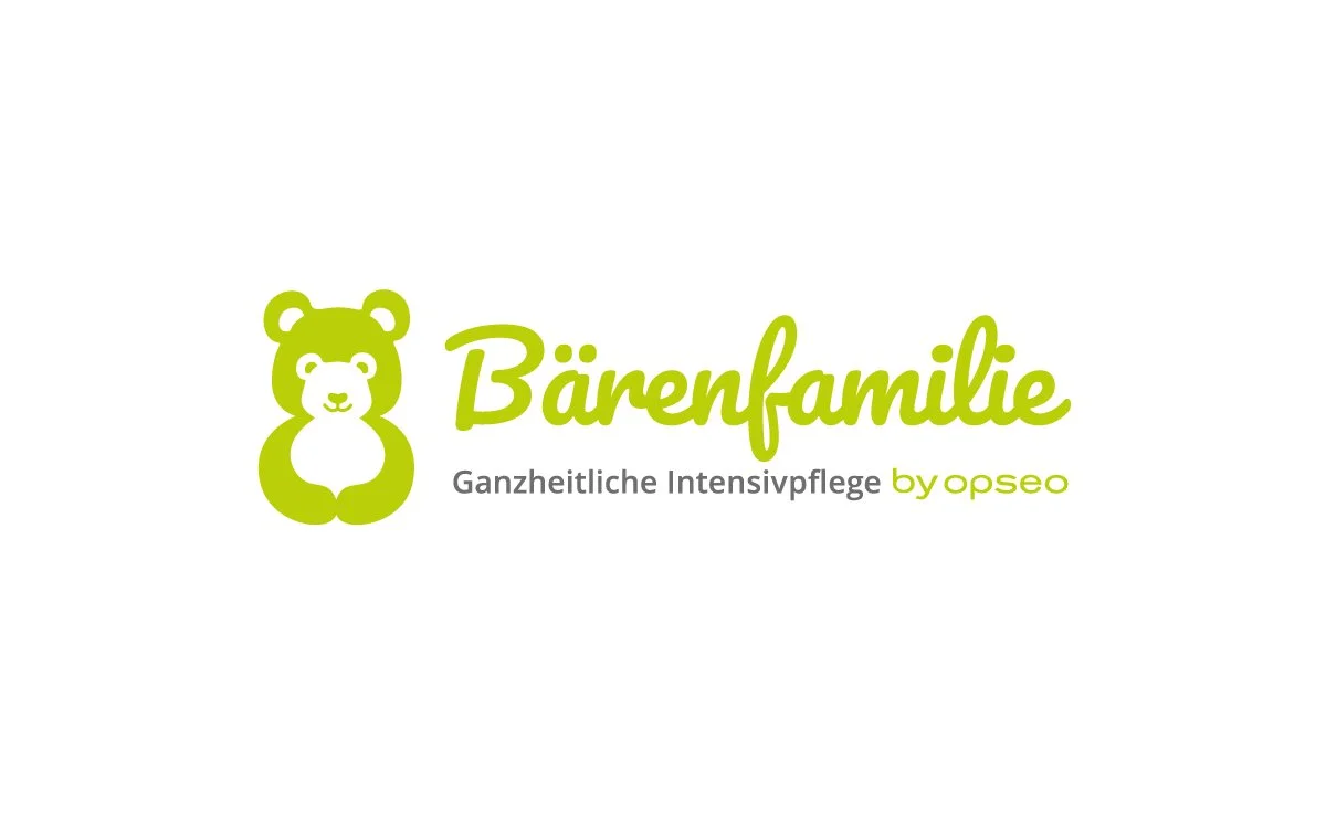 Logo mit einem stilisierten braunen Bärenkopf neben dem Schriftzug ‚Bärenfamilie‘ in grün, darunter ‚Ganzheitliche Intensivpflege by opseo‘ in Grau und Grün.