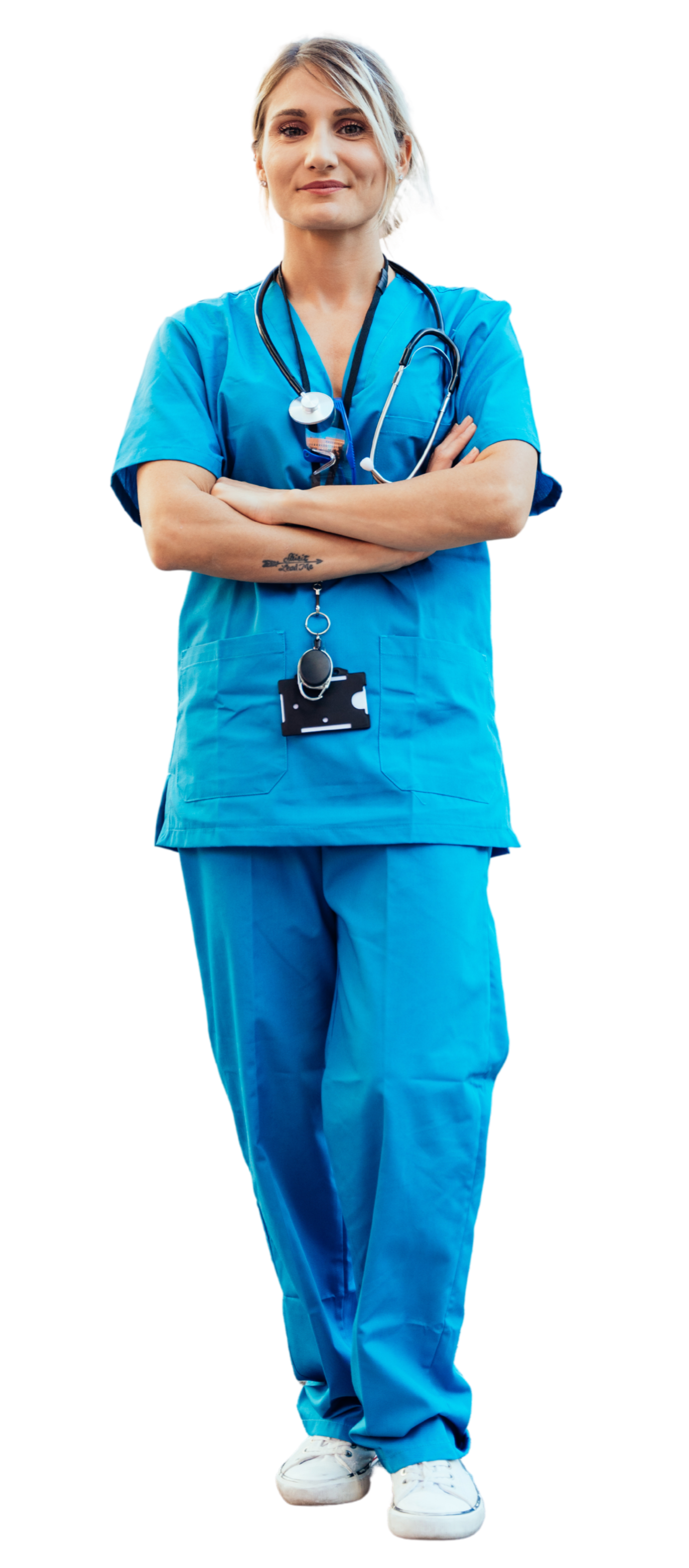 Eine weibliche Krankenschwester trägt blaue medizinische Uniform, eine Stethoskop um den Hals, und steht mit verschränkten Armen.