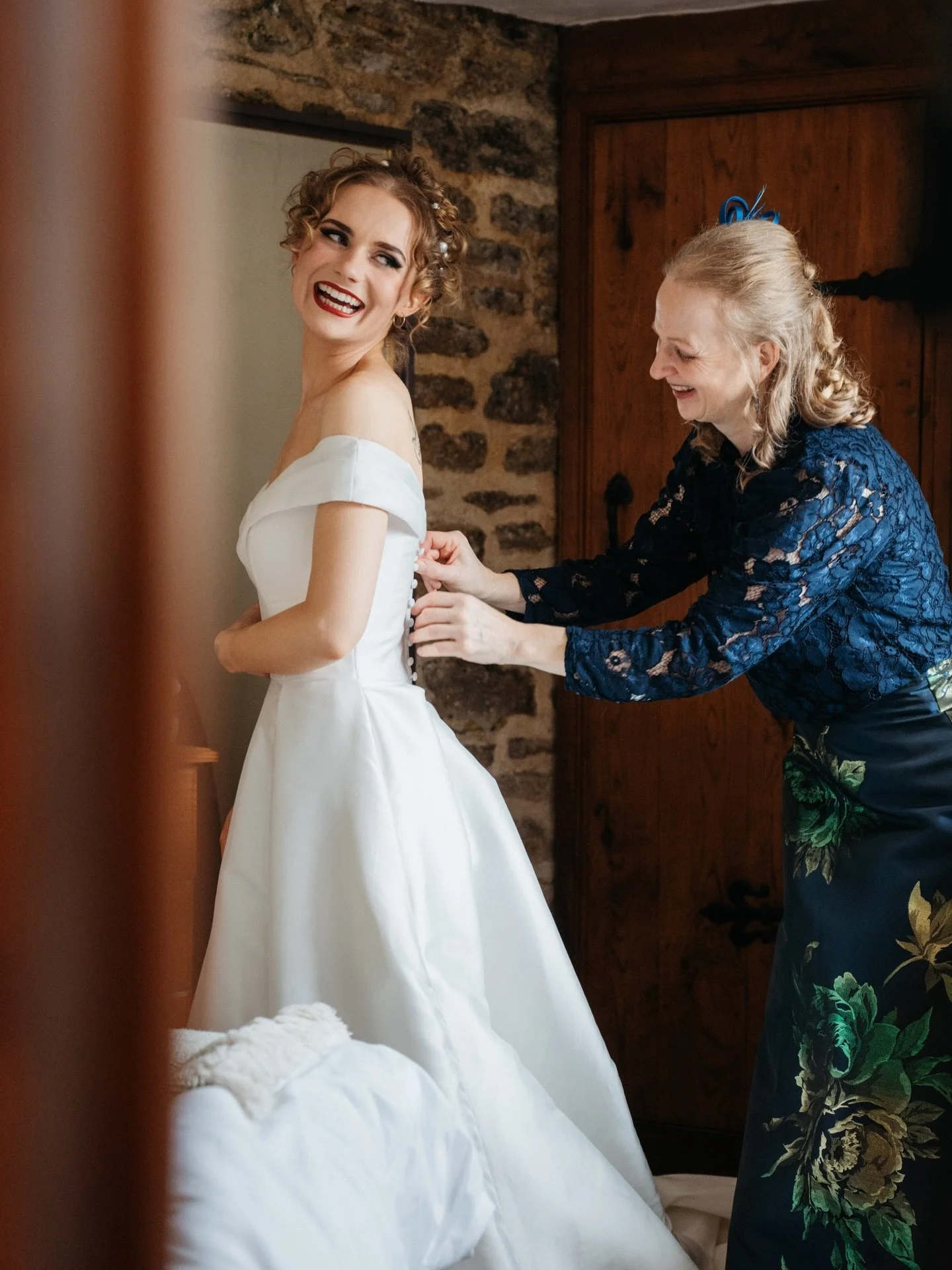 3 years ago today, Kira and Rob tied the knot in Bradford On Avon, one of my favourite wedding locations so far 🥹happy anniversary you two 💕 

#ukweddingphotographer #ukwedding #photographer #countrywedding