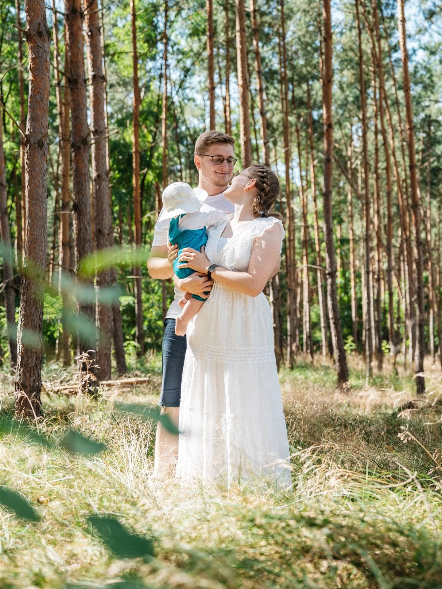spring is here and that means warmer days are coming! reminiscing on this beautiful photo of my friends in Berlin, and now they have 2 babies!🥹🩷 

#familyphotographer #photographer #ukphotographer