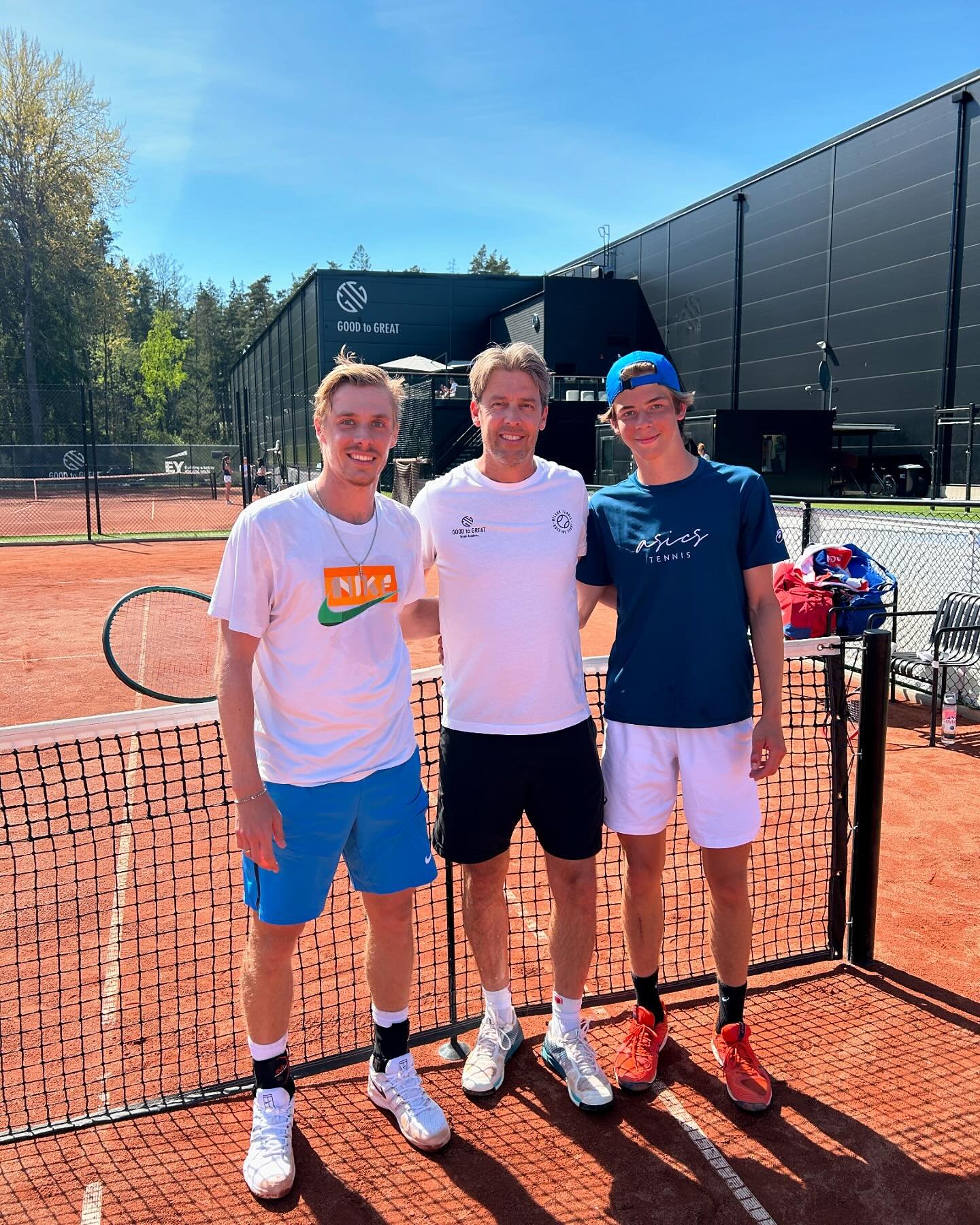 Our academy player Niels had the opportunity to practice with @denis.shapovalov today, as he and @mirjambjorklund joined our academy on the courts🎾 

Thanks for today✨You&rsquo;re both welcome back anytime!

 #TennisPro #GuestAppearance #atp #wta #t