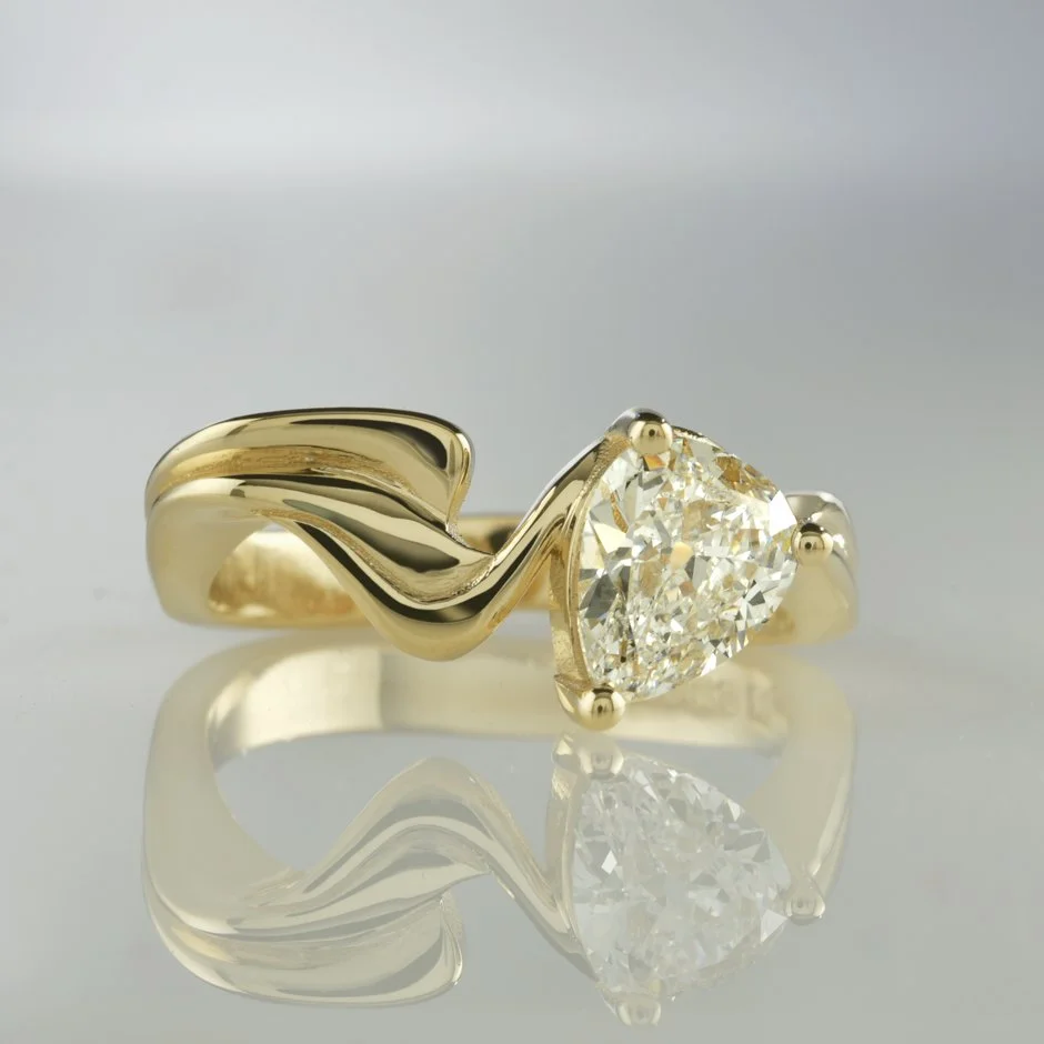 7491-Pear diamond gold ring vers6 colour grade2 crop3.jpg