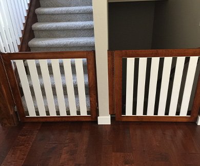 Dual gate in two tone white and wood color