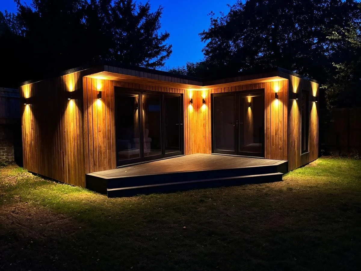 This beautiful room in Adderbury has to be one or our favourites. Clad in European Oak with Natural Oak flooring from the Quick-Step range. This two room configuration gives a spacious gym and a great sized office.

#gardenroom #modegardenrooms #home