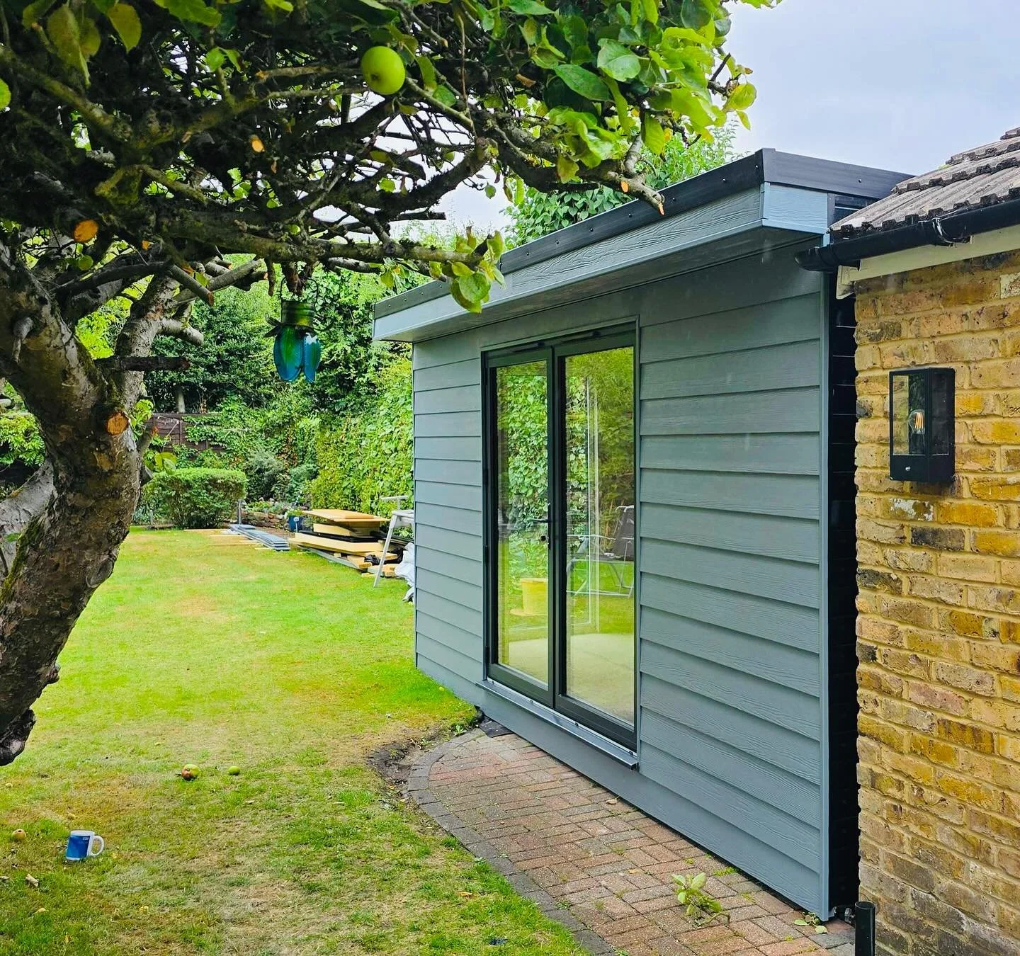 This small but perfectly formed room recently completed in Harefield looks stunning in Boothbay Cladding.  Utilising some dead space behind an existing garage this room will be used as an art studio and office. #gardenroom #gardenstudio #gardenoffice