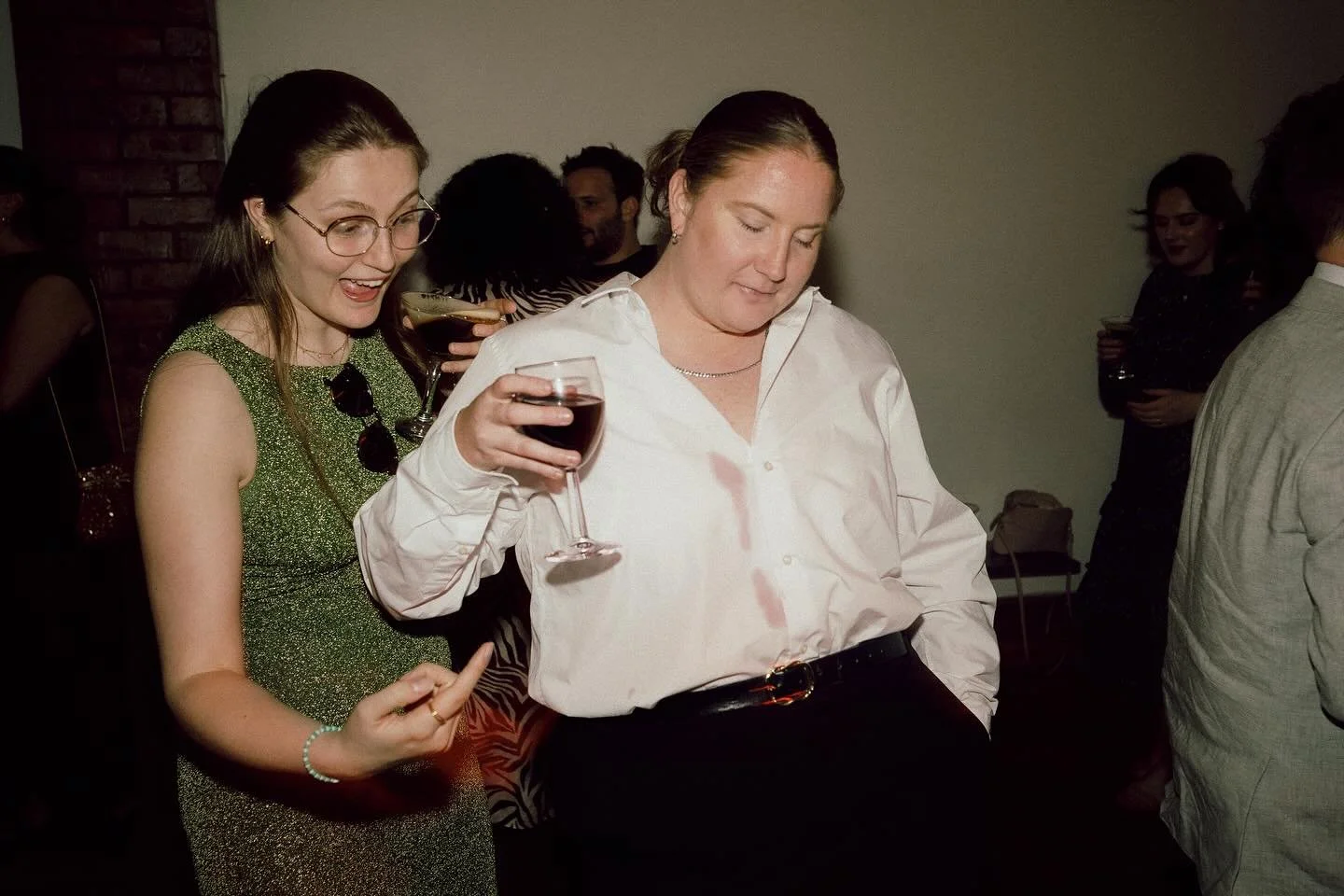 My favourite snaps of the day are the ones of your guests have the time of their lives on your dance floor !! 

To my future couples: Tell your guests to treat me like a nightclub photographer! While I&rsquo;ll absolutely be capturing all the candid,