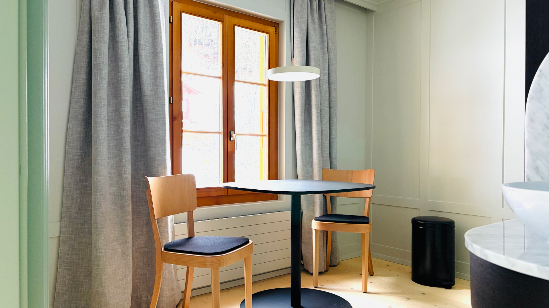 Premium Apartment 7 - Esstisch.png