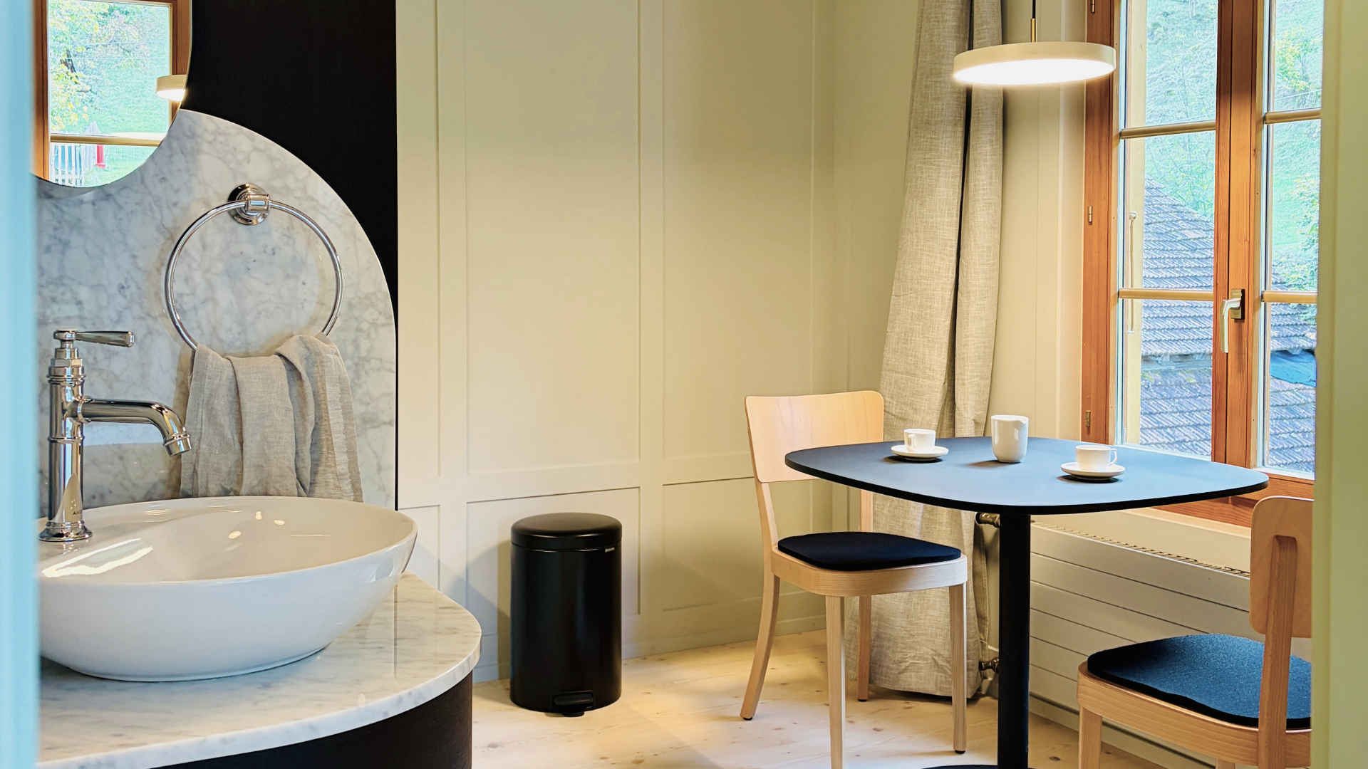 Premium Apartment 10 - Esstisch.png