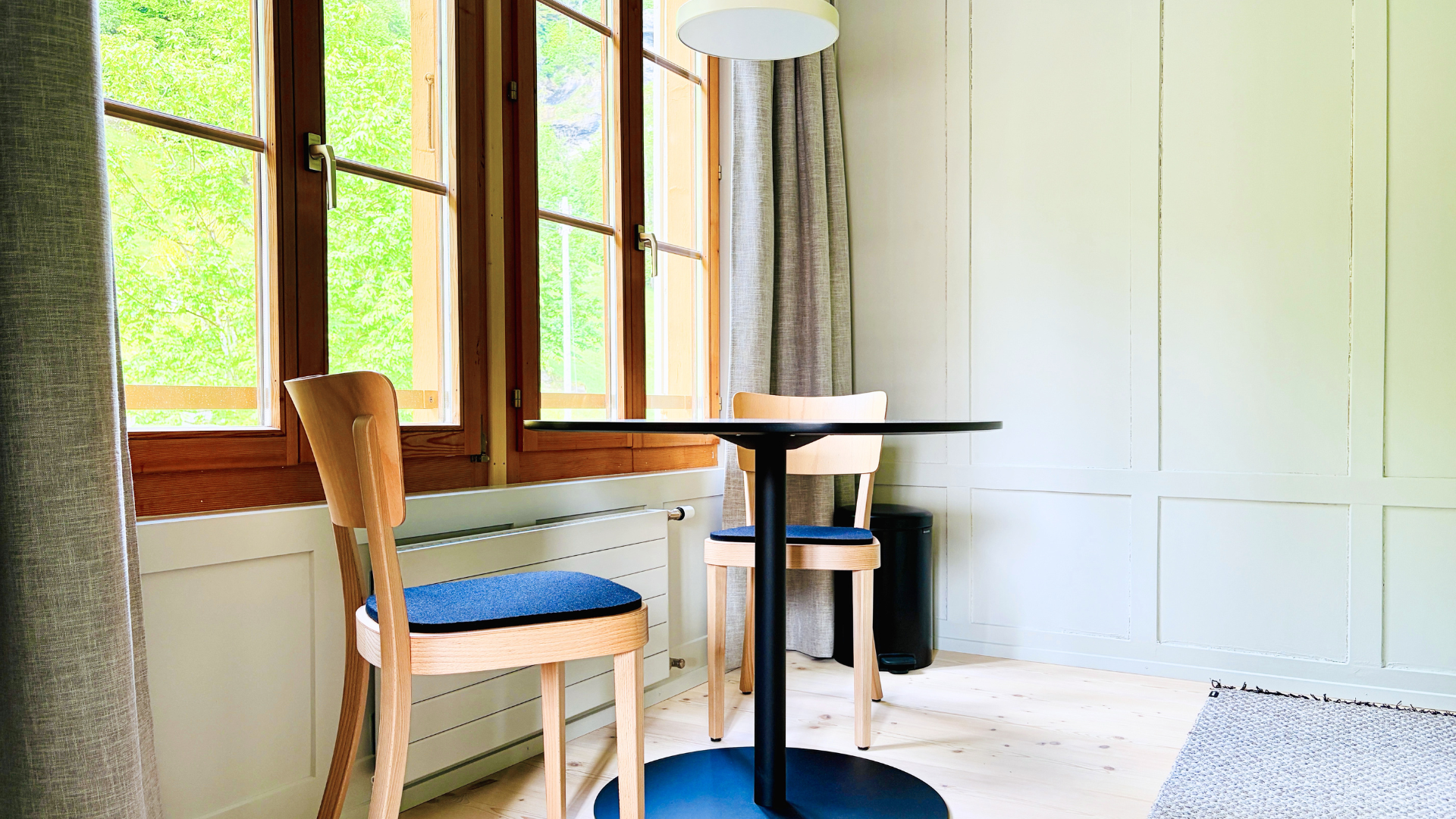 Premium Apartment 1 - Esstisch.png