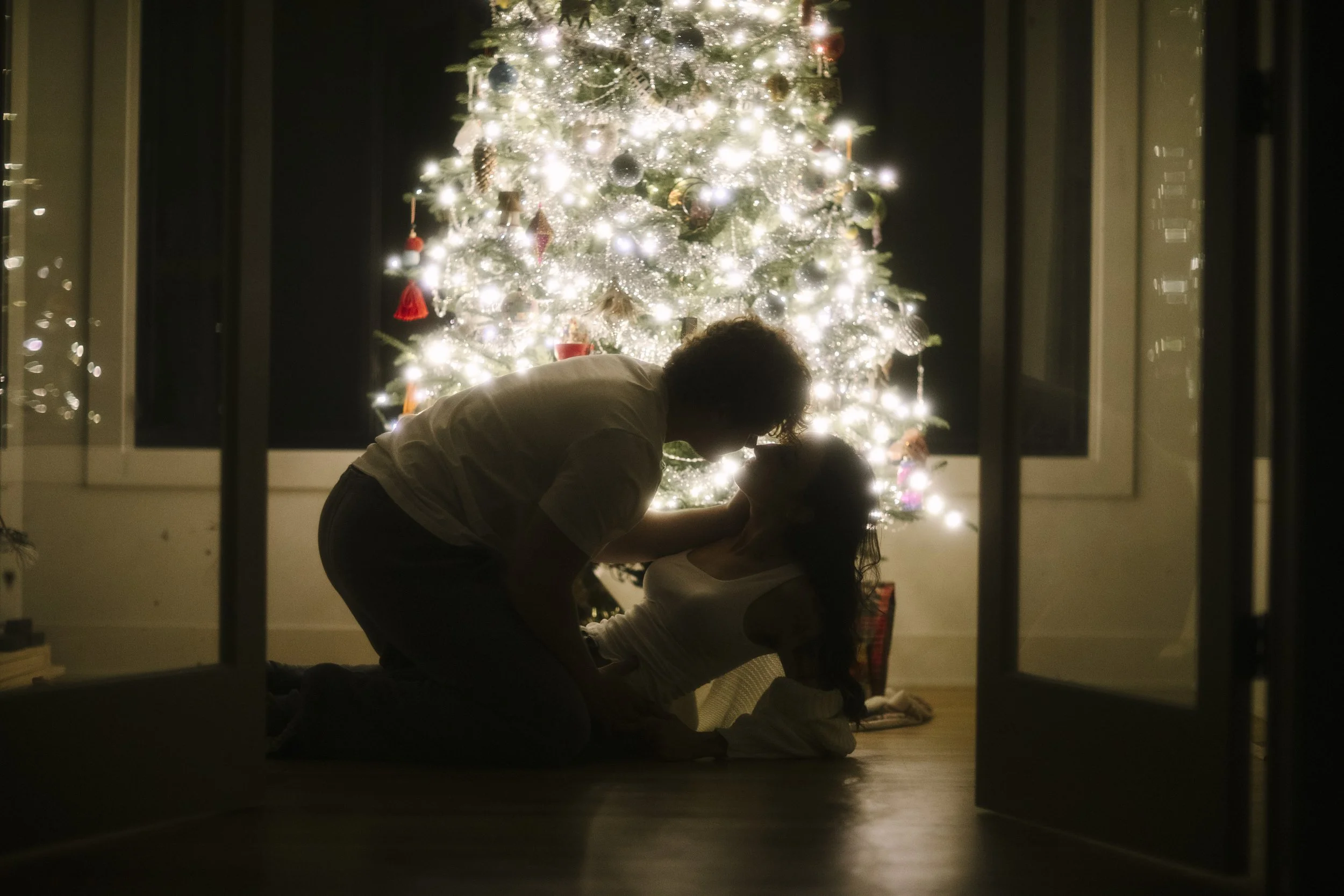 Lauren &amp; Bryan | A Filmy + Cinematic in-home Christmas Tree Session 