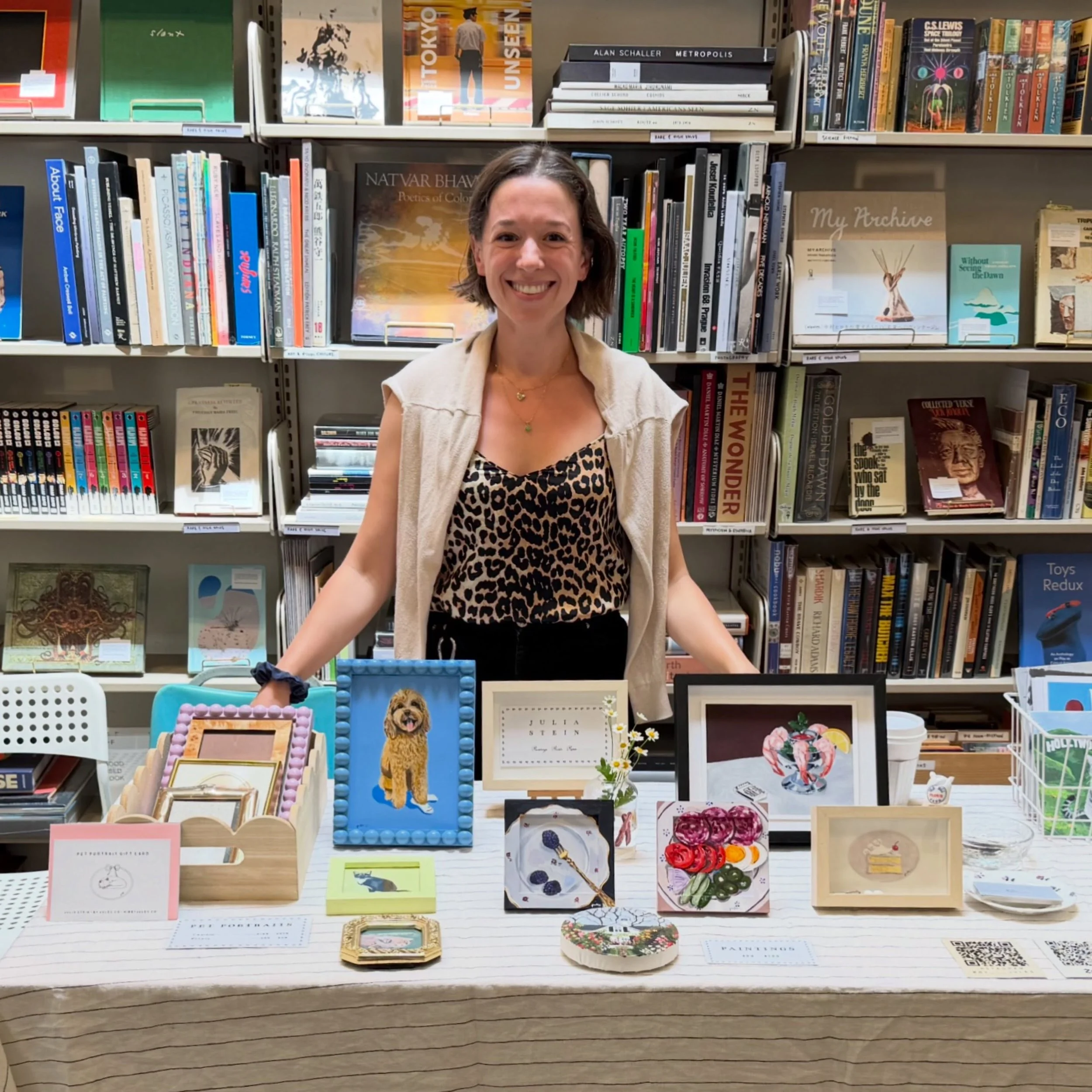Another cute day chez @agoodusedbook where I took way fewer pics than I should have! Thank you for having me and if you visit their store, look out for one of my pieces 👀