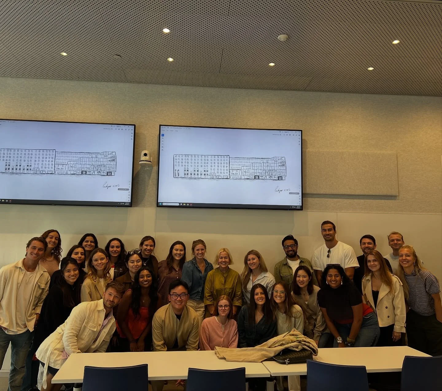 At the Luxury Education Foundation, we believe in learning directly from the leaders shaping the future of luxury. Last week, we had the privilege of hosting Laura Lendrum, CEO of Printemps America, as a guest speaker at the Master Class. Laura share