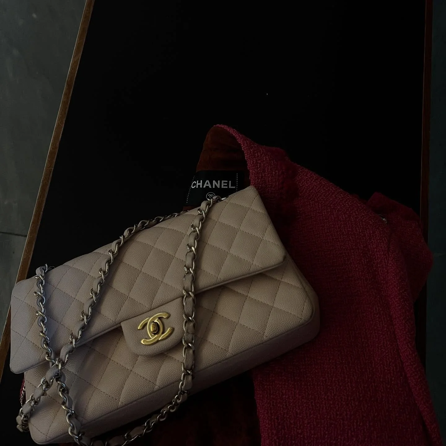 Chanel o&rsquo;clock 🤍

#museumoutfit #chanel #cocochanel #zurichblogger #lifestyle #uffizigallery