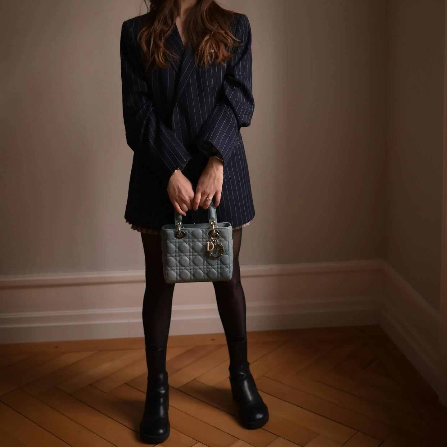 Since autumn is almost done, and cold weather comes &ndash; let me share my perfect autumn outfit 🤍

An oversized blazer, paired with chunky boots for that effortless cool &mdash; and don&rsquo;t forget a cute, feminine bag to balance the look 😇🍂 