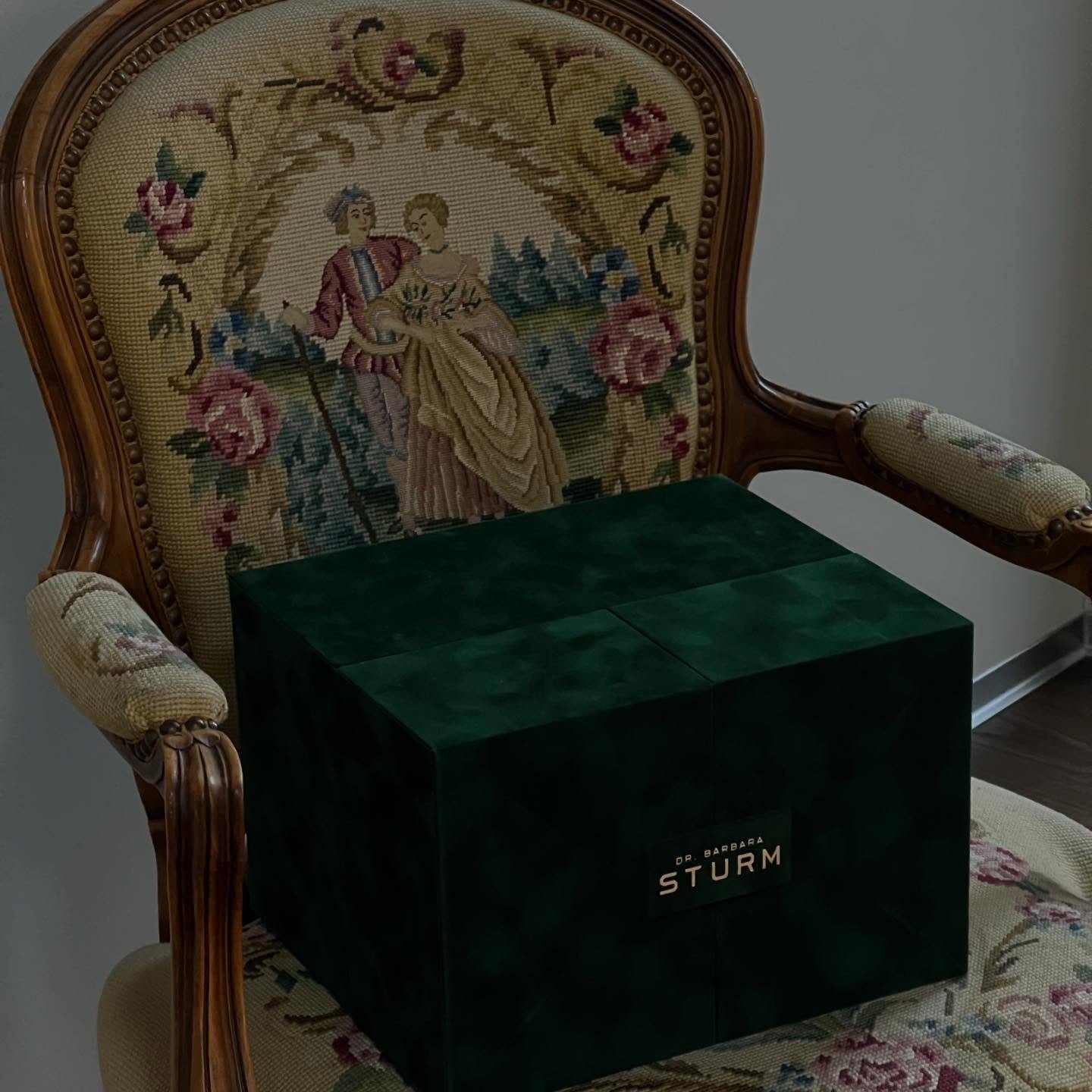 I love how timeless pieces of heritage can bring warmth and character to modern homes 💚

#adventcalendar #xmastime #heritage #lifestyle