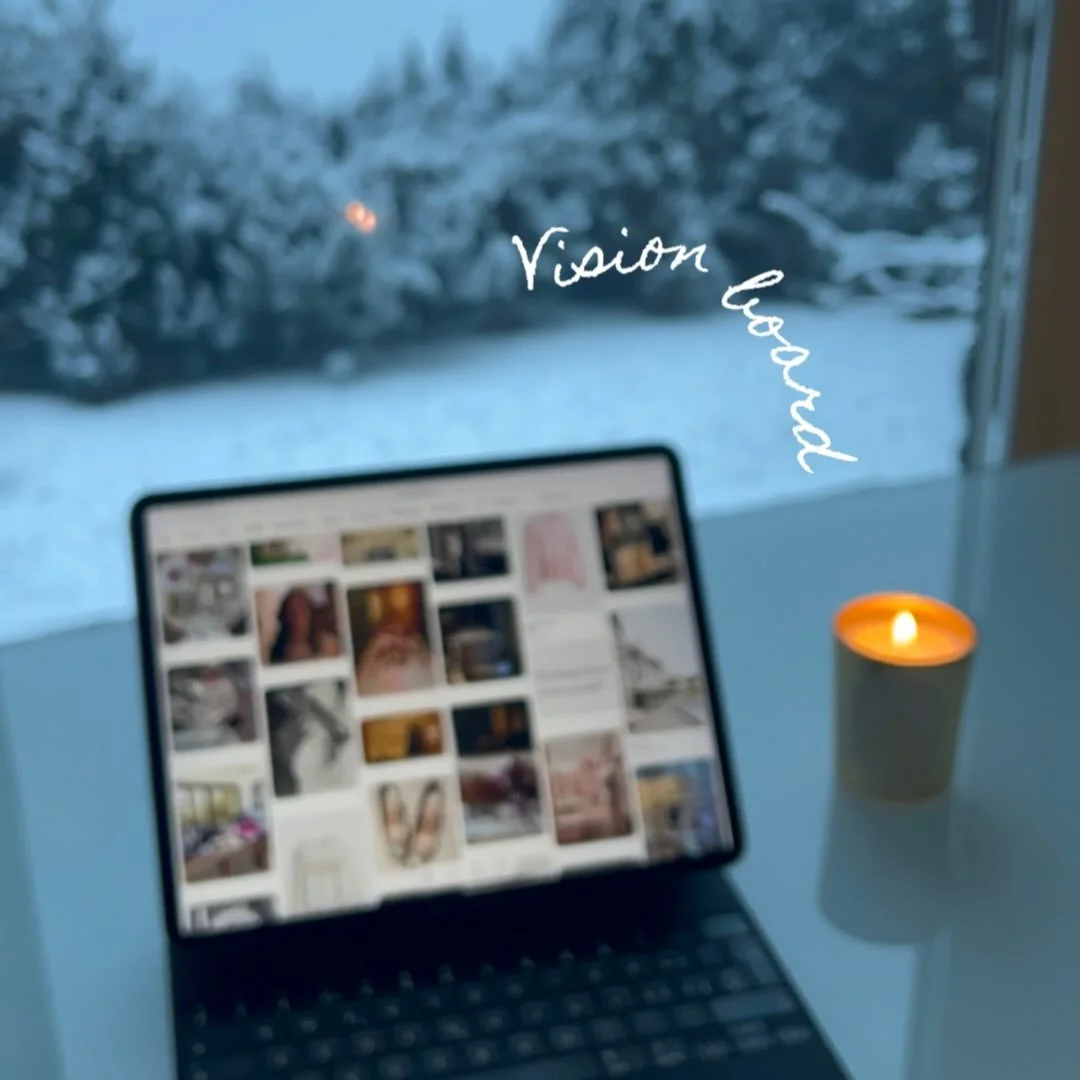 Happy last Sunday of December &mdash; and of 2025 🤍

As usual, I&rsquo;m creating my end-of-year vision board. New year, new goals &mdash; and I fully trust the process. ✨

If you still need a guide on how to create one &mdash; either online or on p