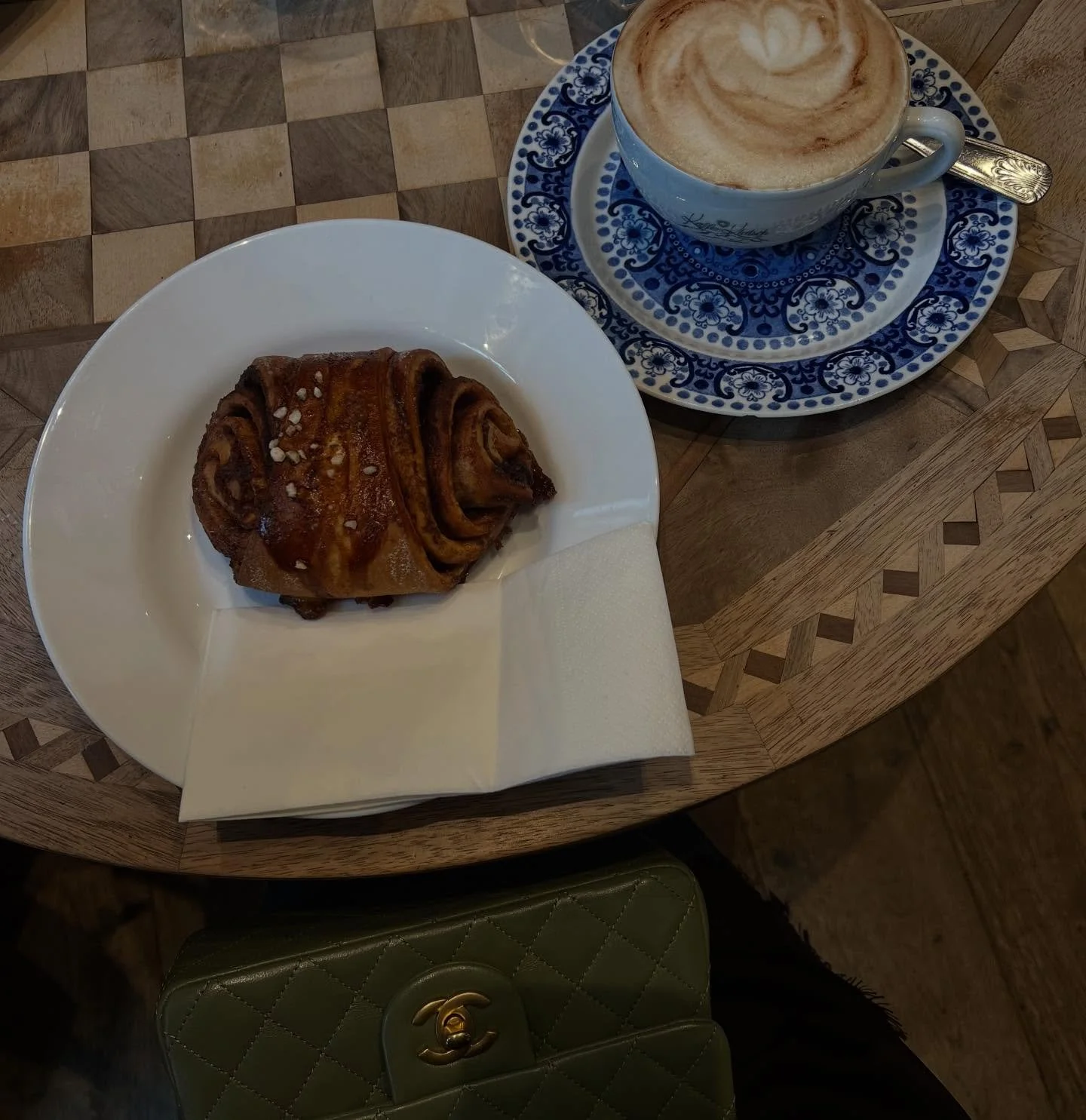 January on snooze 💤 💚

 #january #coffeetime #takeabreak #chanel #girlstime #cinammonroll