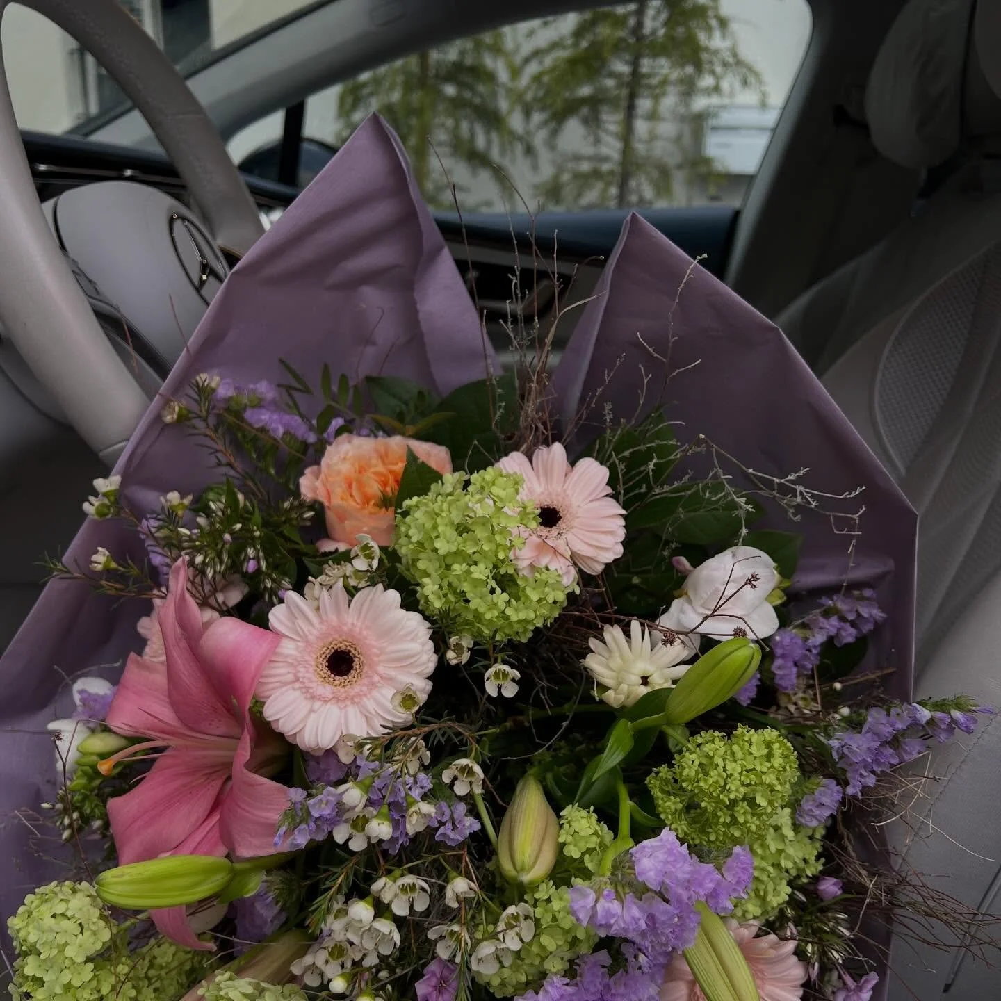 Sometimes we don&rsquo;t need words &mdash; just a gesture wrapped in flowers. 💐 

#flowerstagram #flowers