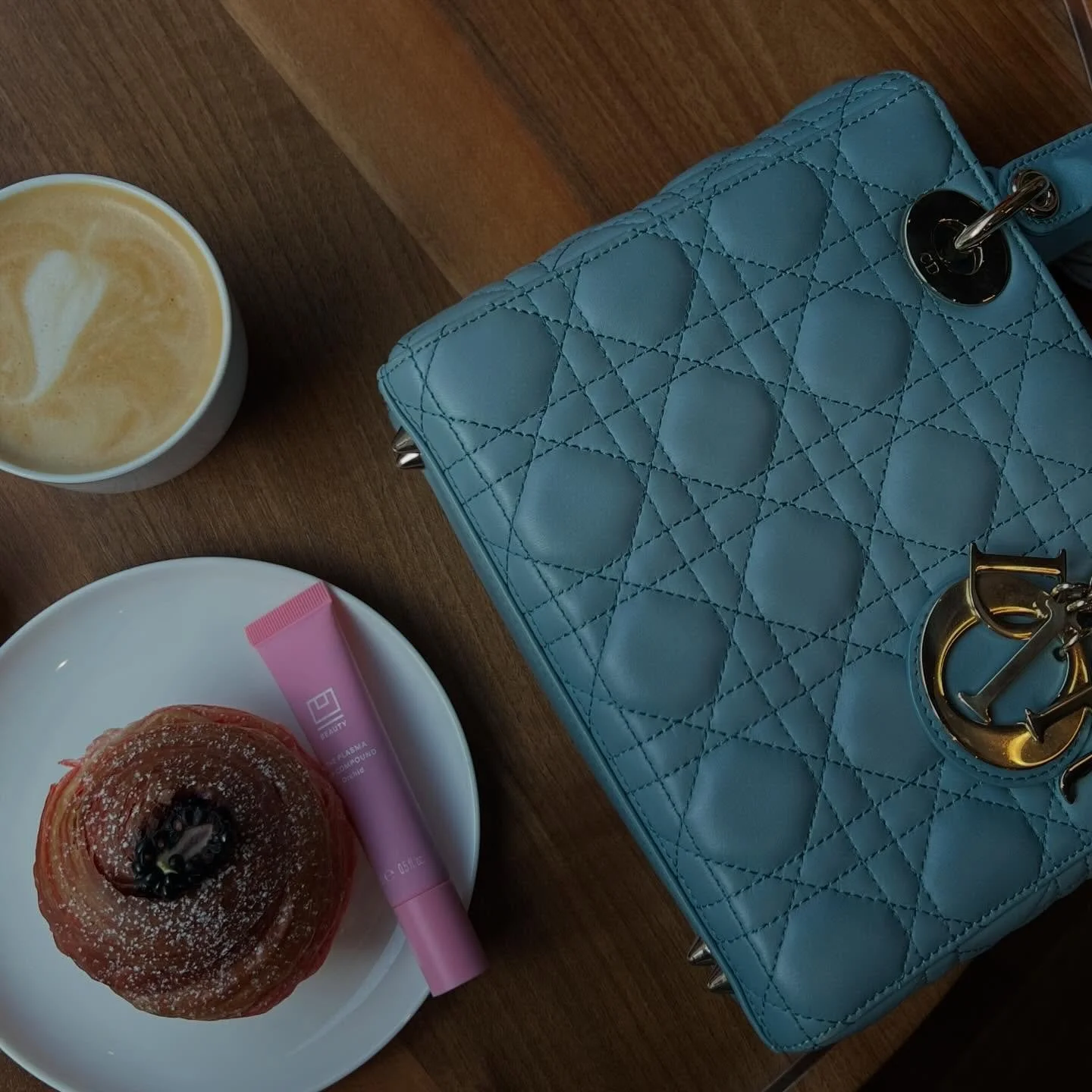 While sipping one coffee, I&rsquo;m already gossiping about the next one. 🤍

This photo was taken at the beautiful @etre.patisserie

Their decaf is one of the smoothest I&rsquo;ve ever tried &mdash; an immediate five stars. ⭐️ Absolutely love the pl