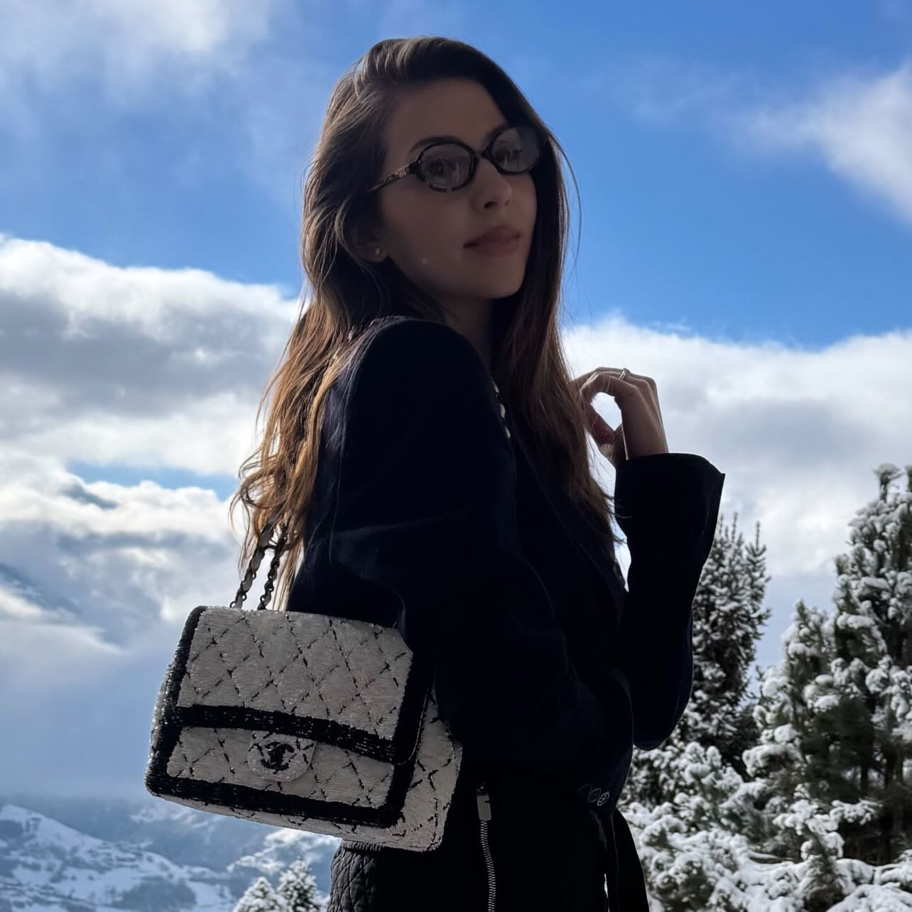 Winter is back in Switzerland 🇨🇭🤍

 #springsoontocome #lifestyle #switzerland #lifestyleblogger #chanel