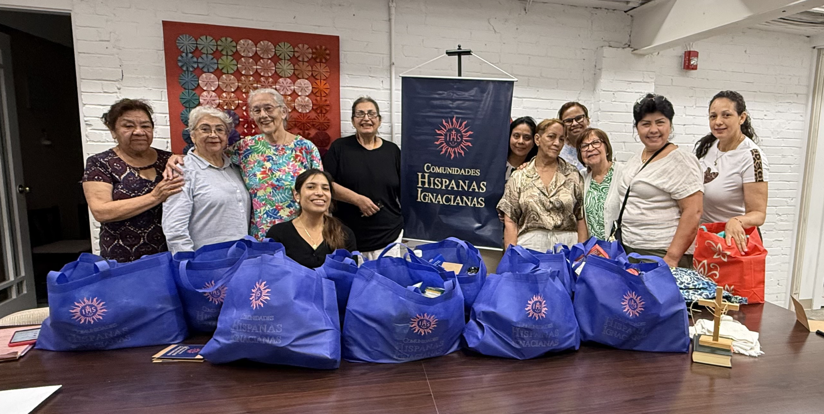 La Comunidad Hispana Ignaciana de Chestnut Hill, MA se moviliza recolectando víveres para familias en Somerville