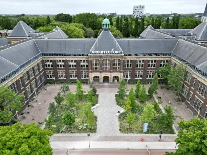 Het plein (foto: Rosa de Wolf)