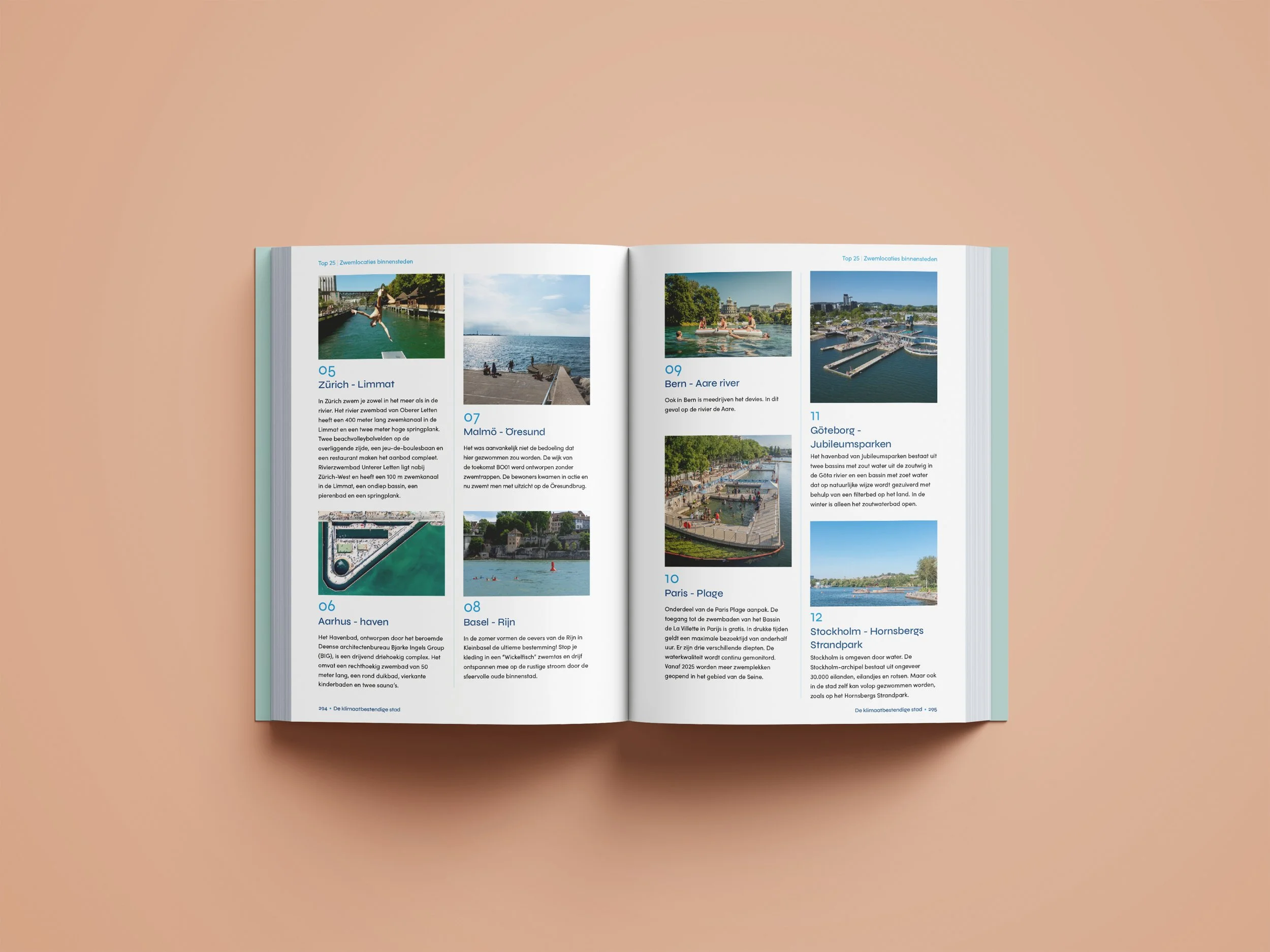 Open boek met foto’s en beschrijvingen van verschillende zwemlocaties in binnensteden, zoals Zürich, Malmö, Aarhus, Basel, Bern, Parijs, Göteborg, Stockholm.