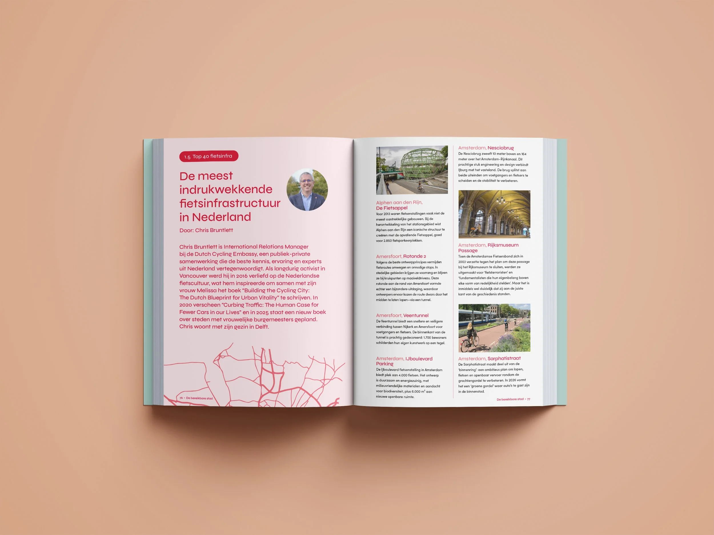 De fijne stad. Open kleurenboek met tekst en foto's over fietsinfrastructuur in Nederland.