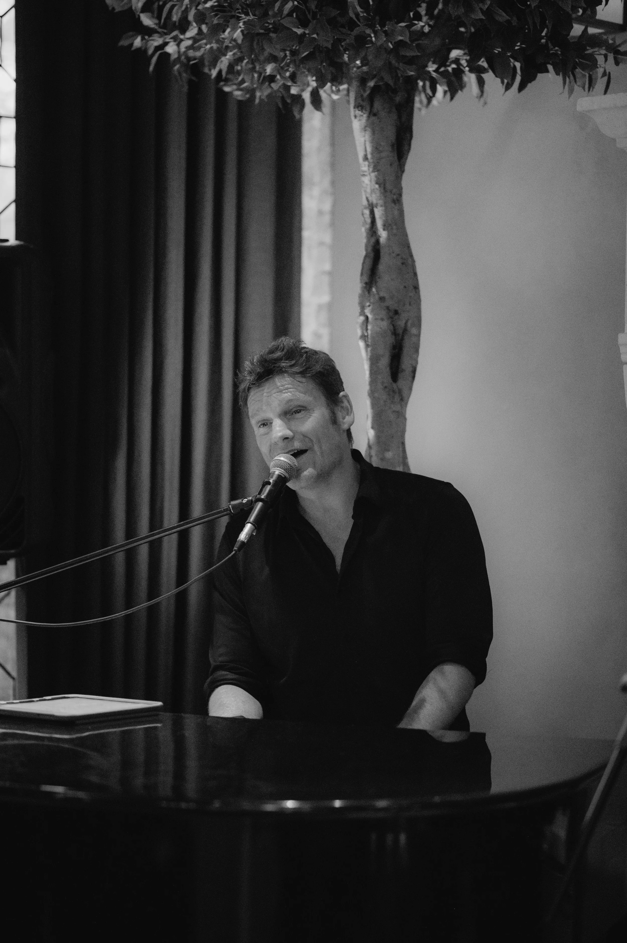 candlelit dinner London wedding photography at Belvedere in Holland Park pianist playing and singing 