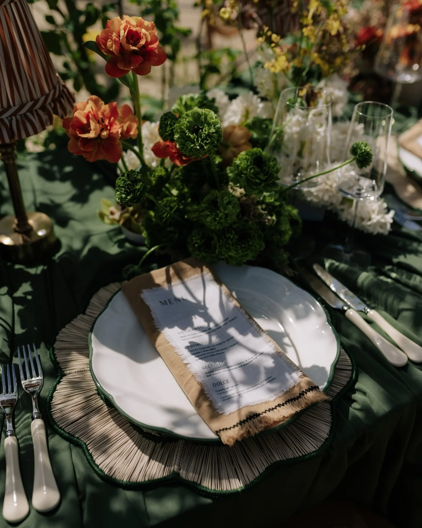 Sunshine and shadows adorning this beautiful table at @minerva_vines_ 

@sassflower yet again putting together the most gorgeous floral arrangements 🤍

Planner and stylist @rebeccamarieweddings @workshopsbylark 
Venue @minerva_vines_ 
Draping @texst