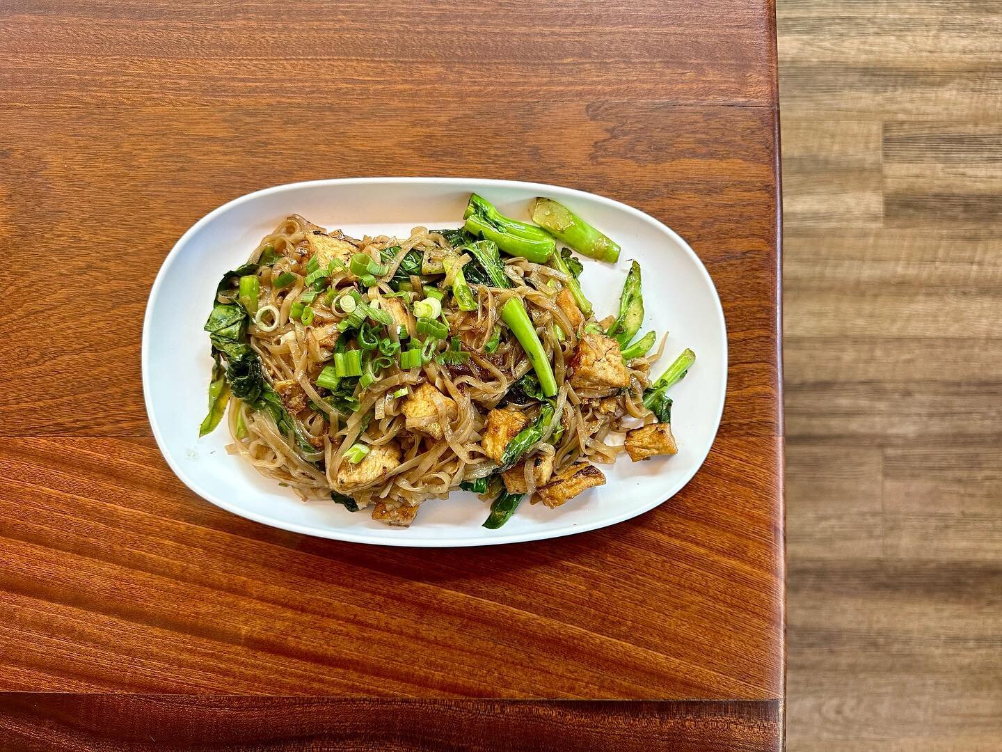 &ldquo;Fresh, Delicious, Easy on the wallet&rdquo;~ Sen-Lek Pad Se Ew (thin rice noodle, egg, Chinese broccoli, salted sweet soy sauce).

#padseew #thaicomfortfood #thaifood #pdxeats #pdxdining #eeeeeats #portlandfood #thaifood #portlandfoodie #eater