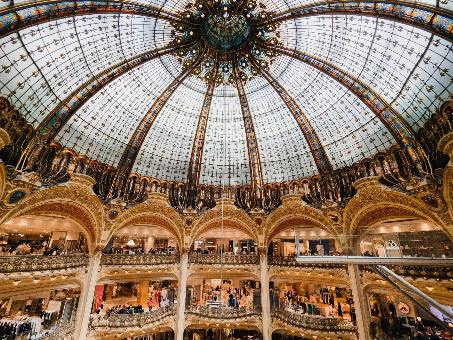 ⠀⠀⠀⠀⠀⠀⠀⠀⠀
============================
⠀⠀⠀⠀⠀⠀⠀⠀⠀
📍 Galeries Lafayette, Paris, France 🇫🇷
⠀⠀⠀⠀⠀⠀⠀⠀⠀
📷 Keir Gravil (@keirgravil)
⠀⠀⠀⠀⠀⠀⠀⠀⠀
📅 May 2023
⠀⠀⠀⠀⠀⠀⠀⠀⠀
============================
⠀⠀⠀⠀⠀
The stunning glass dome at the centre or the Galeries