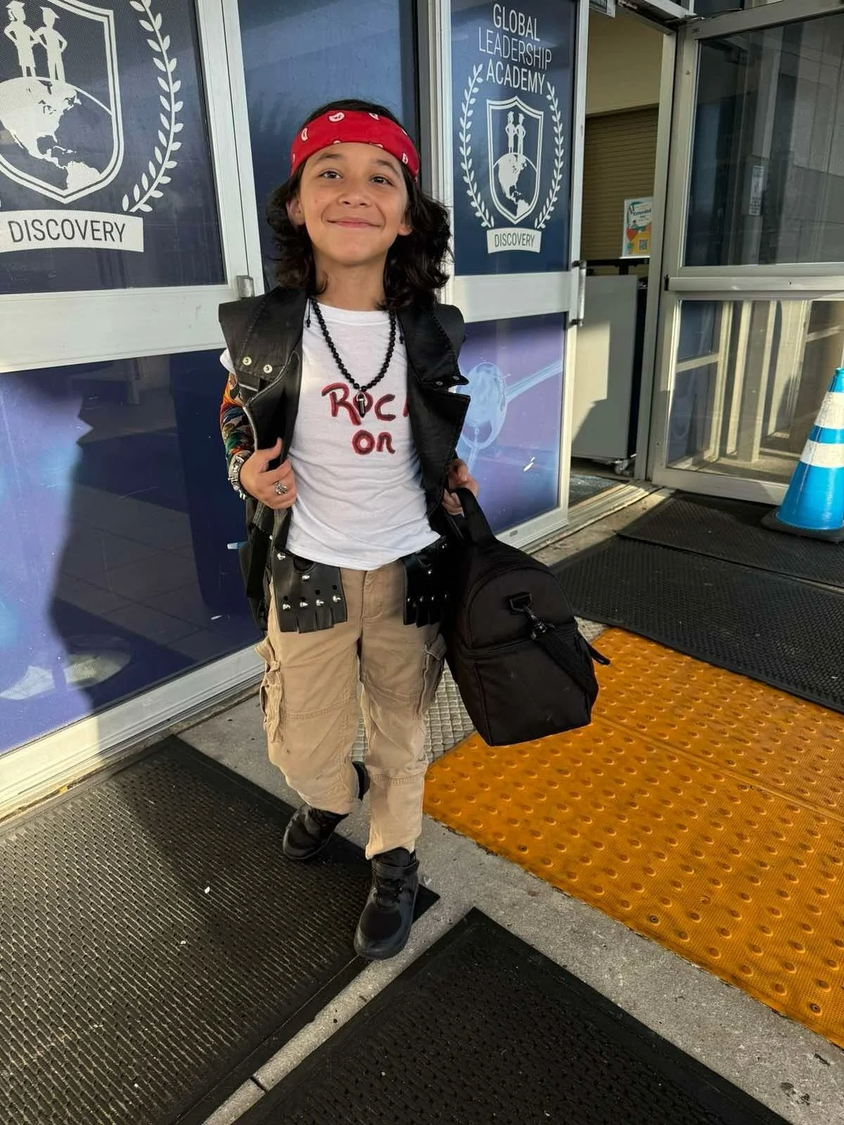💥 Spirit Week Spotlight 💥
Today&rsquo;s dress-up theme was Biker 🏍️ vs. Surfer 🏄&zwj;♀️ and Grizzly Nation did not disappoint! From leather jackets and bandanas to shades, leis, and beach vibes, our students brought the energy and creativity. 🌊?