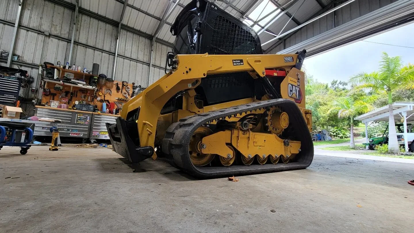 Some shop time with the equipment. Also blocking off some panel gaps with rubber mats to stop leafs and twigs from getting into some places. Then a wash and grease afterwards. #caterpillarwrenching🔧 #caterpillar #cat289d3 #hawthornecat #cat305 #heav