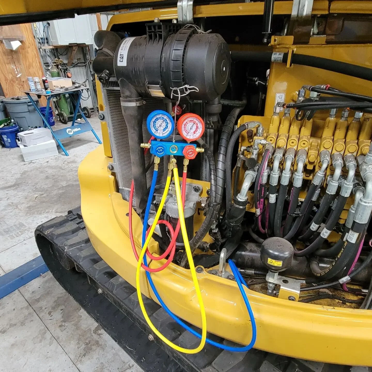 Well that explains why my A/C compressor isn't coming on and why the hvac doesn't work. It's dead empty..... now to find the leak and fix it. #caterpillarwrenching🔧 #hawthornecat #caterpillar #cat305 #hvac #southkona #bigisland #Hawaii #Aloha #workf