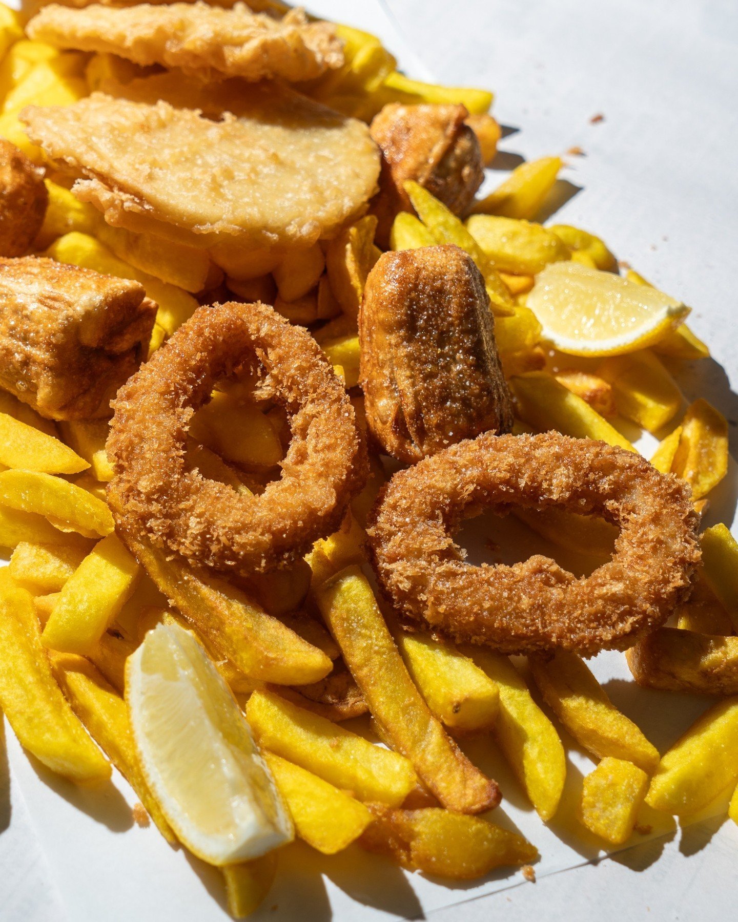 The sun is out, and so are the fish and chips! Fresh, crispy golden calamari, dim sims, potatoes cakes and chips. Is there a better fish and chip spread? ⁠
⁠
View all of our value packs today.⁠
www.sharktankseafood.com.au/menu