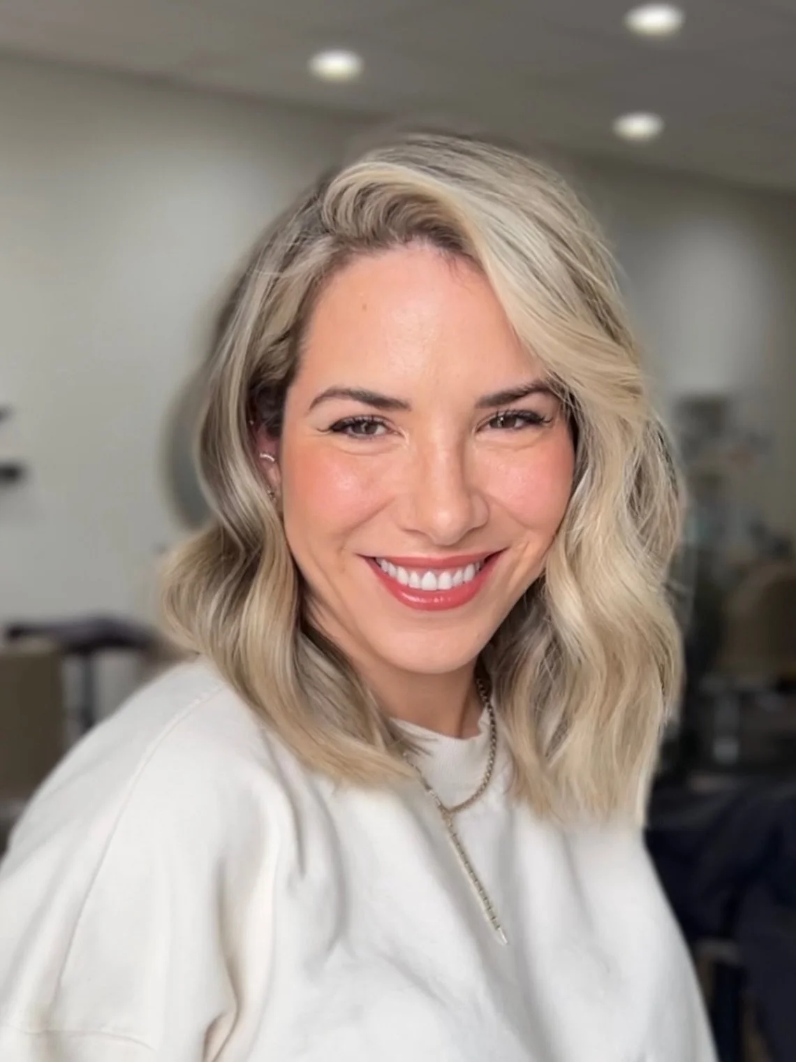 Refreshed blonde and a new fun haircut. 
by @donebyvonne. #blonde #arcadia #losangeles #hairsalon 

For appointments please reach out via our website. General information, service menu, pricing and easy online booking available at emhairstudiola.com 
