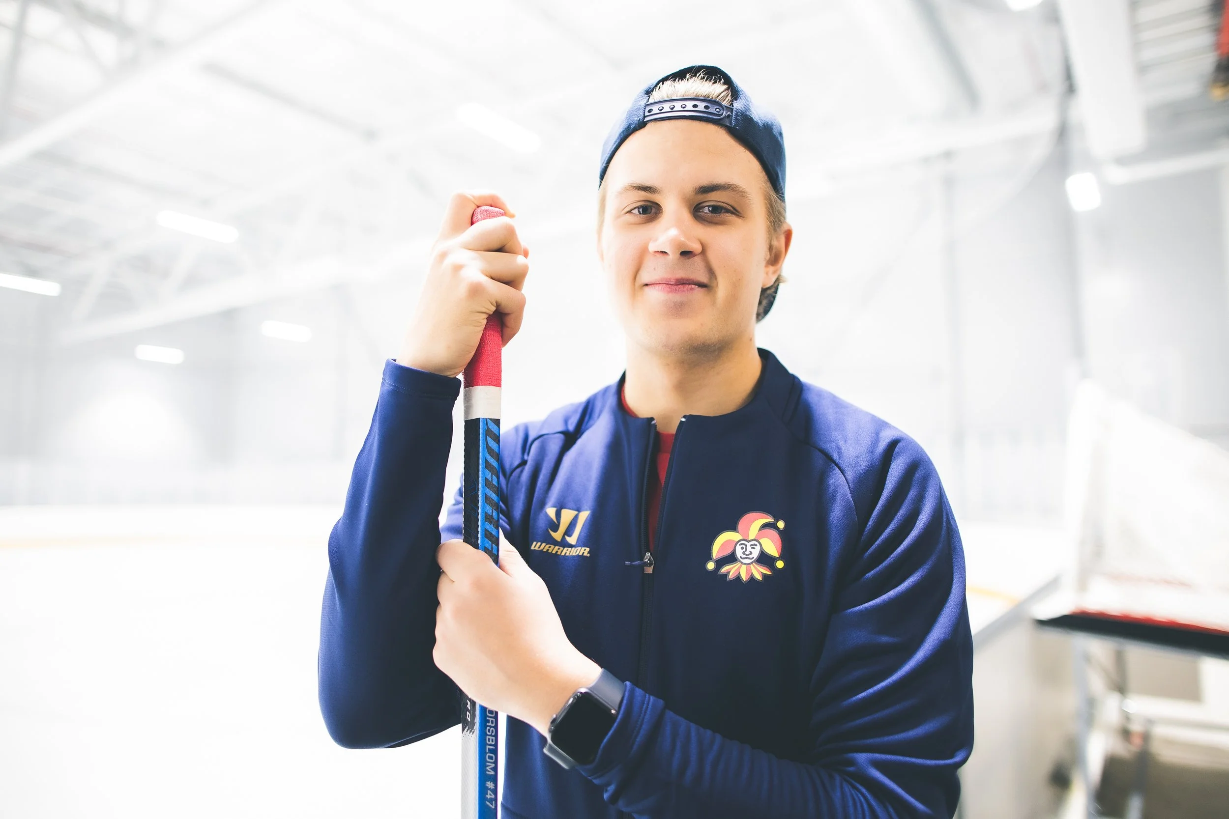 Puolustaja Hannes Häkkilä jokeripaitaan