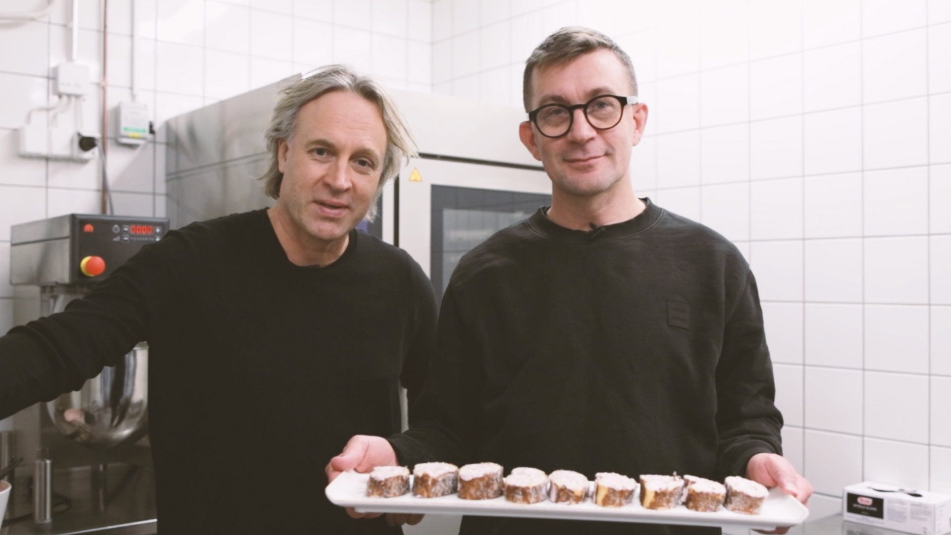 Isäntä Niemi leipoi juhlaotteluun kääretorttua - Kape Aihinen tukena