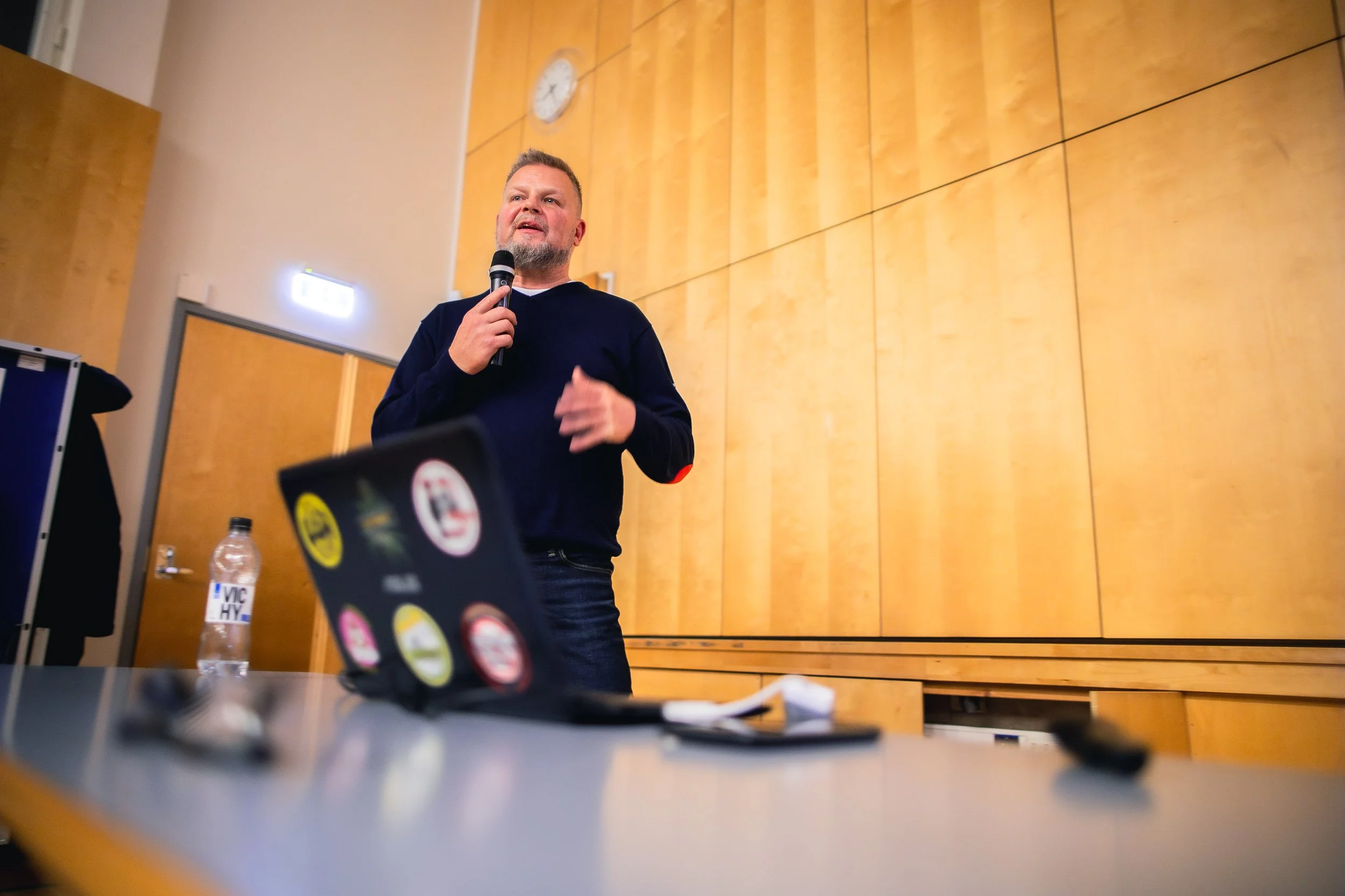 Jantunen puhui jokerijunioreille päihteiden riskeistä - ”On tärkeää tuoda tietoa”