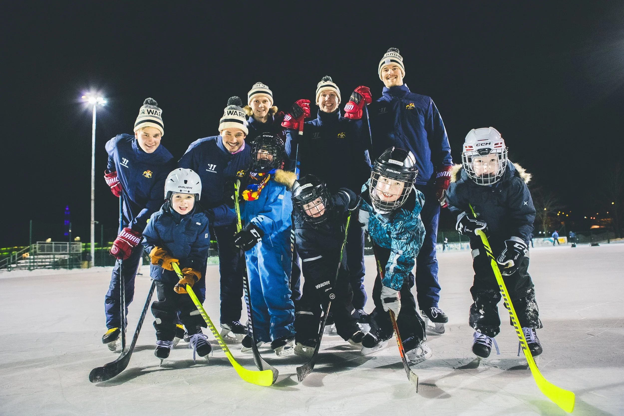Paavo, 7, haastoi kavereidensa kanssa jokeripelaajat ulkojäillä