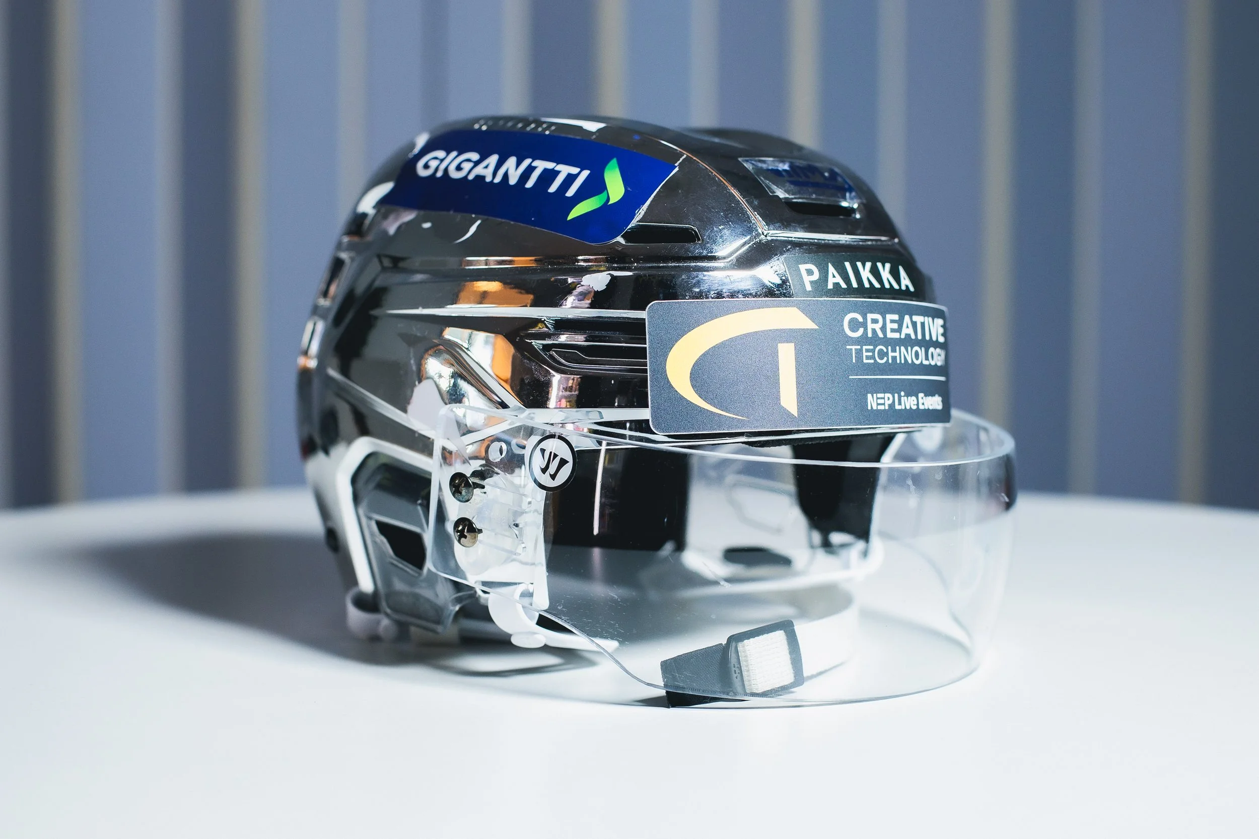 Hopeisia game worn -kypäriä huutokaupassa